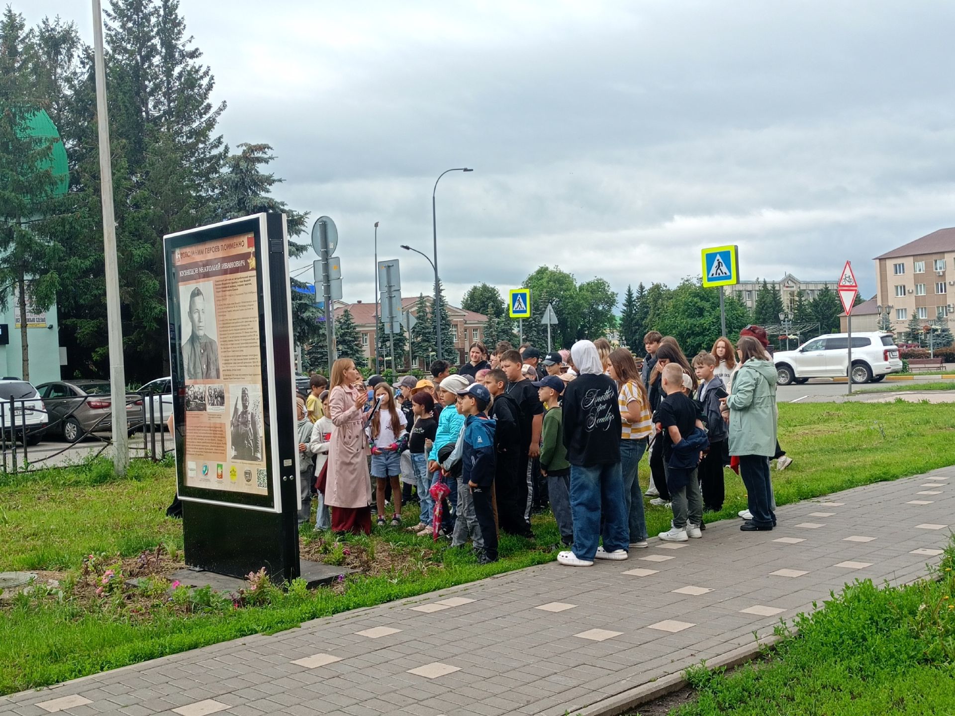 История на асфальте: школьники Нурлата прошли по галерее памяти героев
