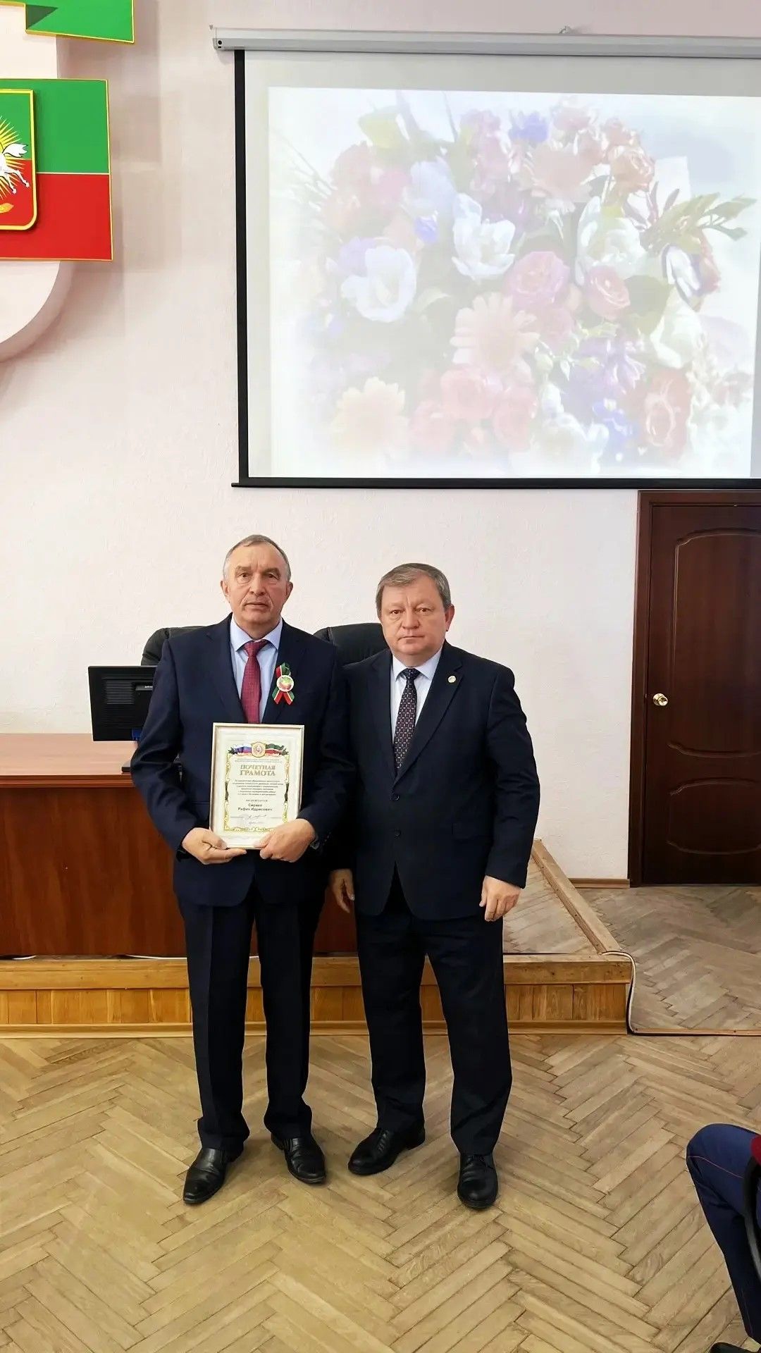 Глава района поздравил руководителя ТОС с юбилеем