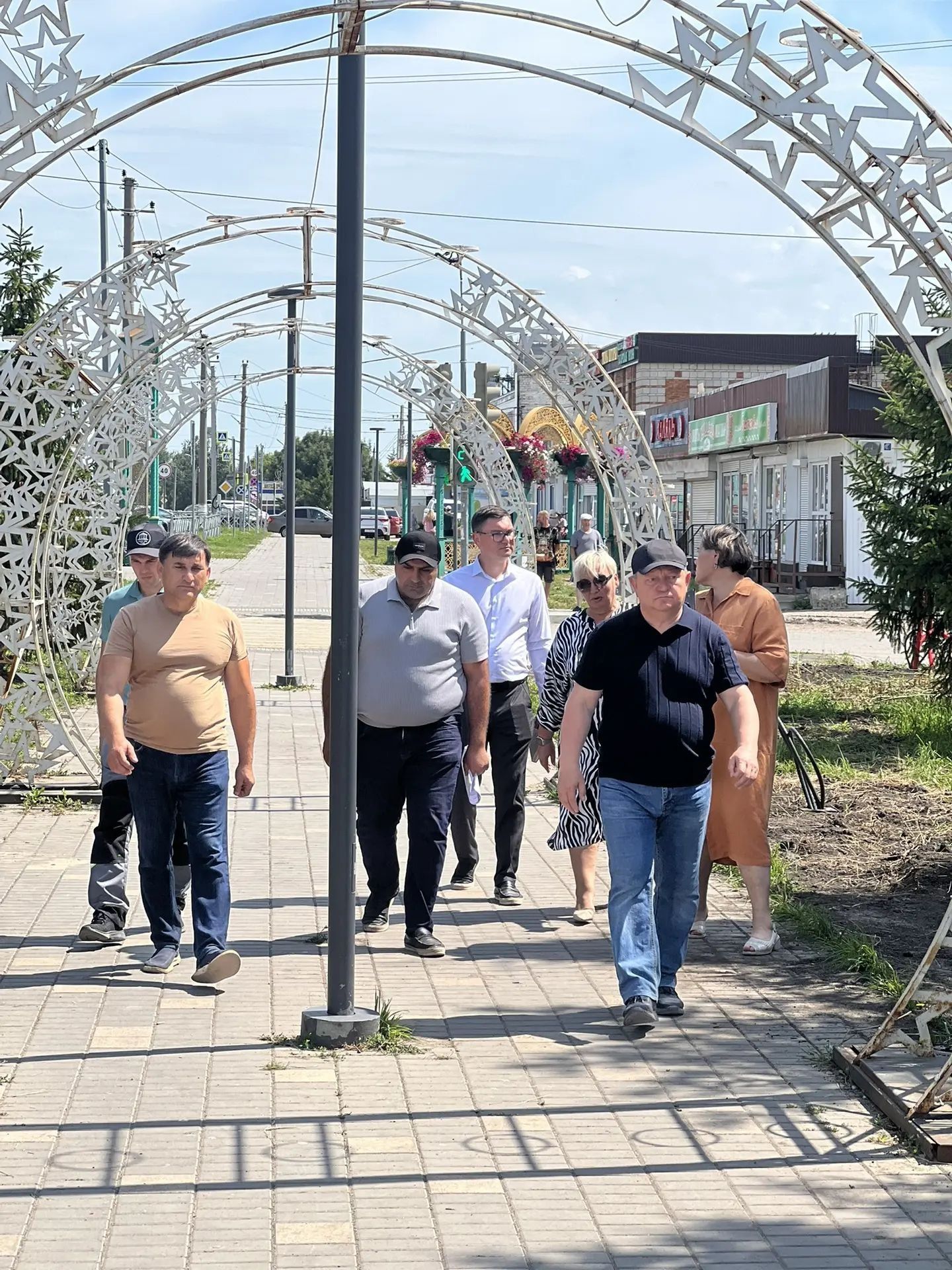 Глава Нурлатского района проверил ремонт школы, военкомата и благоустройство сквера