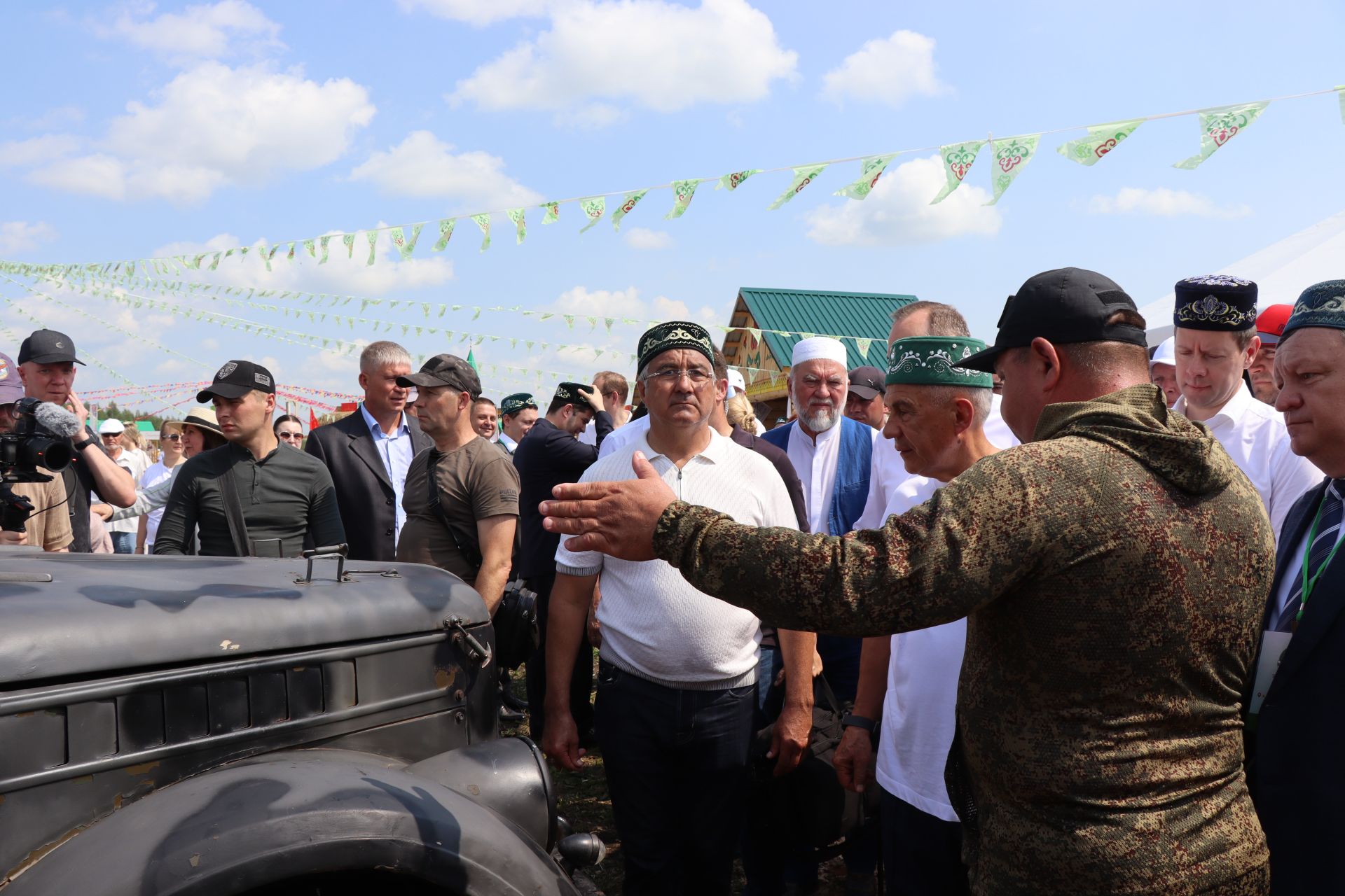 Рустам Минниханов посетил татарстанское подворье на Сабантуе в Мордовии