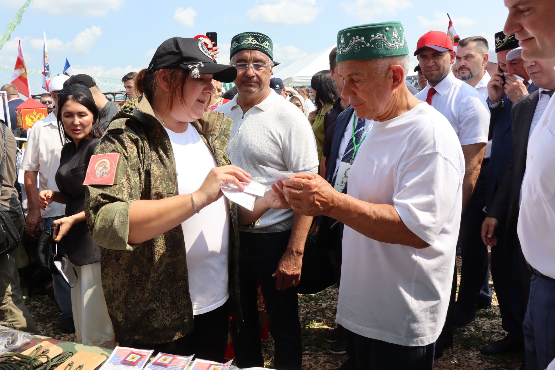 Рустам Минниханов посетил татарстанское подворье на Сабантуе в Мордовии