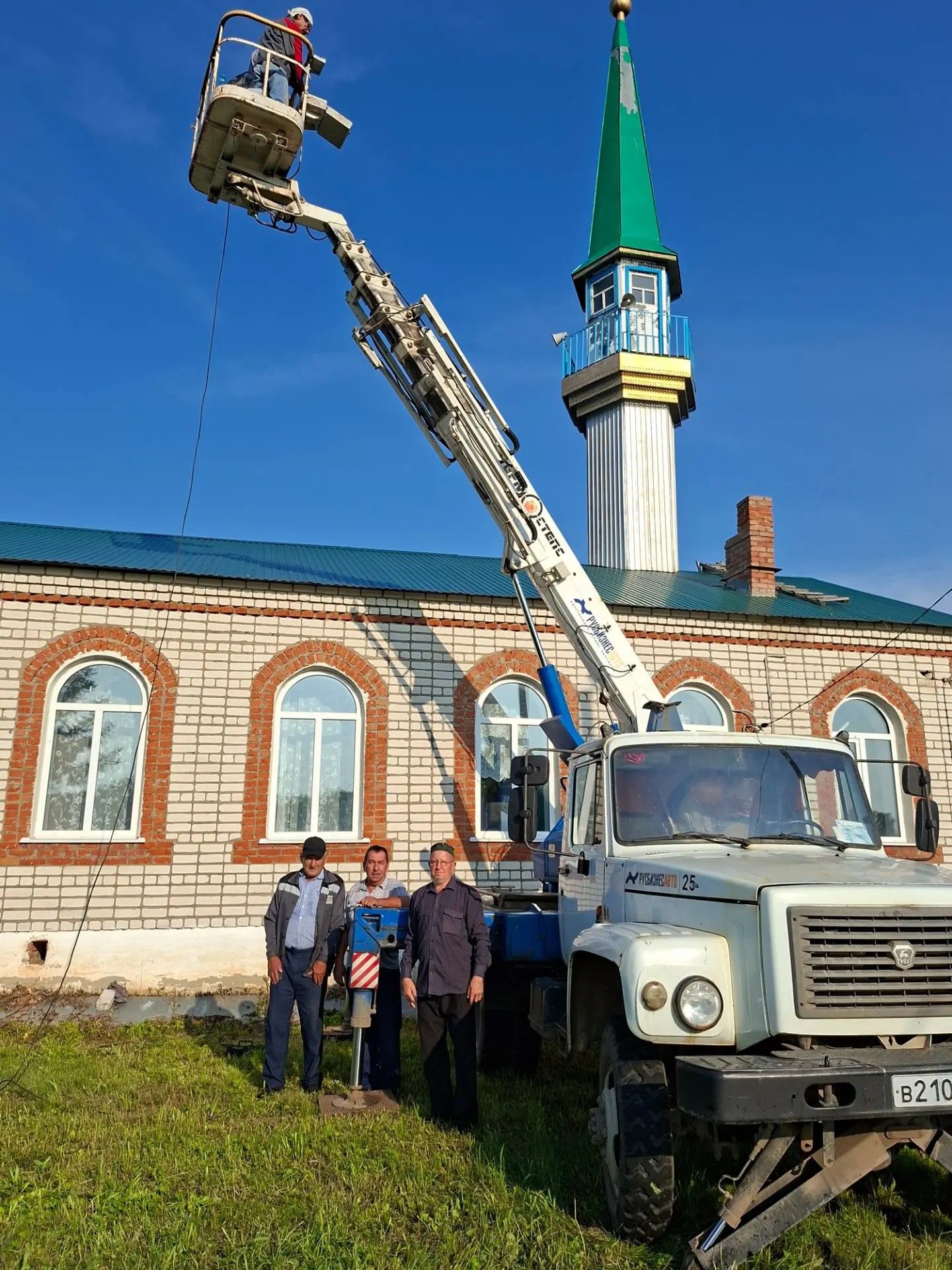 В деревне Новое Альметьево Нурлатского района обновили минарет мечети