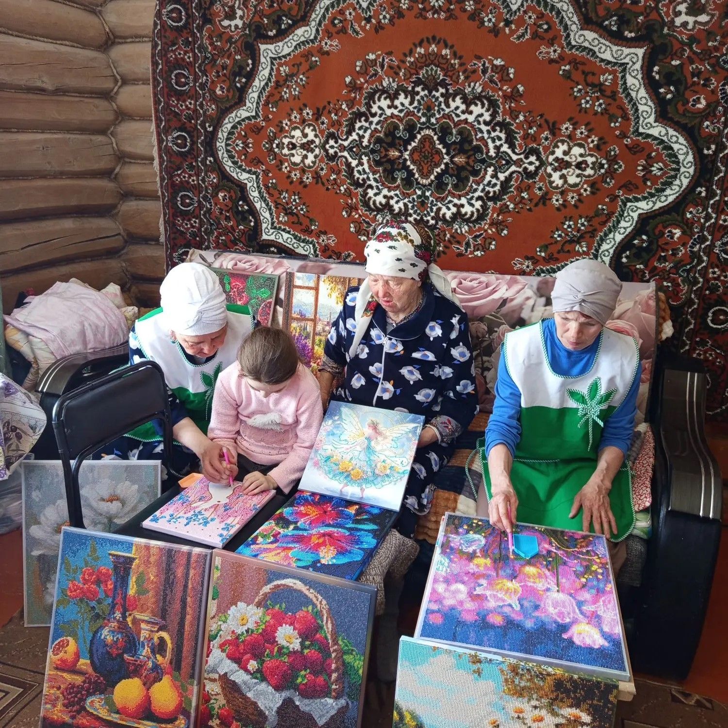 Картины из страз создают участницы клуба «Рукодельница» в Нурлате