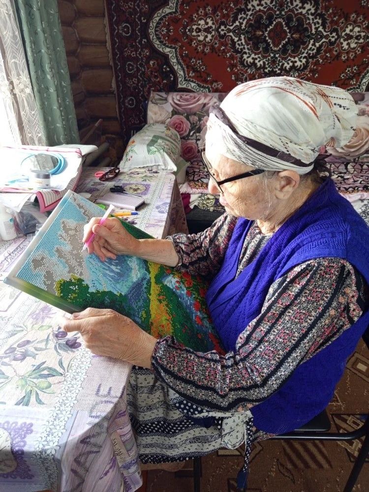 Картины из страз создают участницы клуба «Рукодельница» в Нурлате