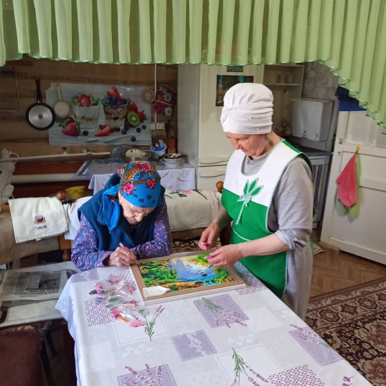 Картины из страз создают участницы клуба «Рукодельница» в Нурлате