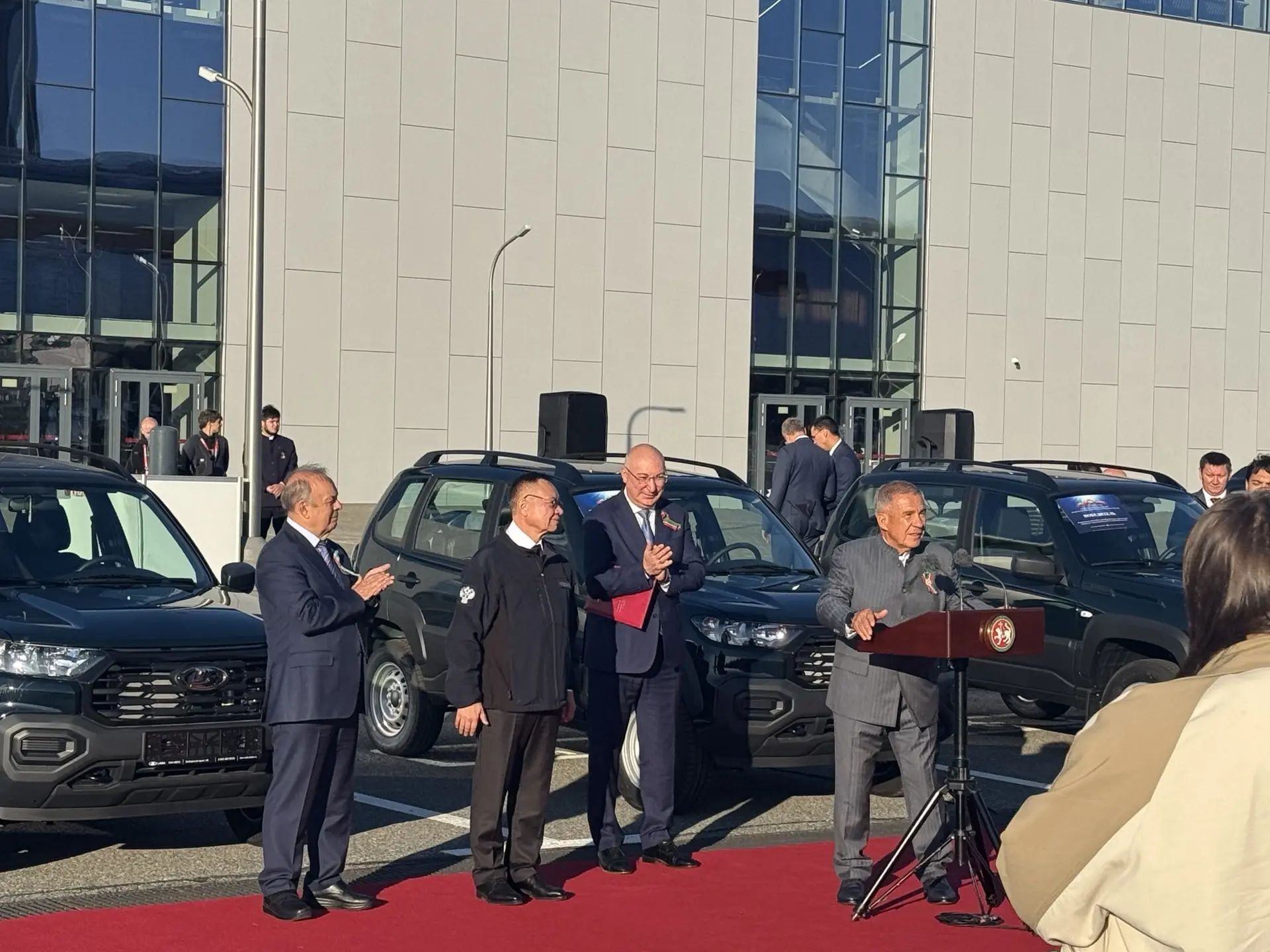 Главы двух нурлатских поселений получили ключи от автомобилей из рук Минниханова