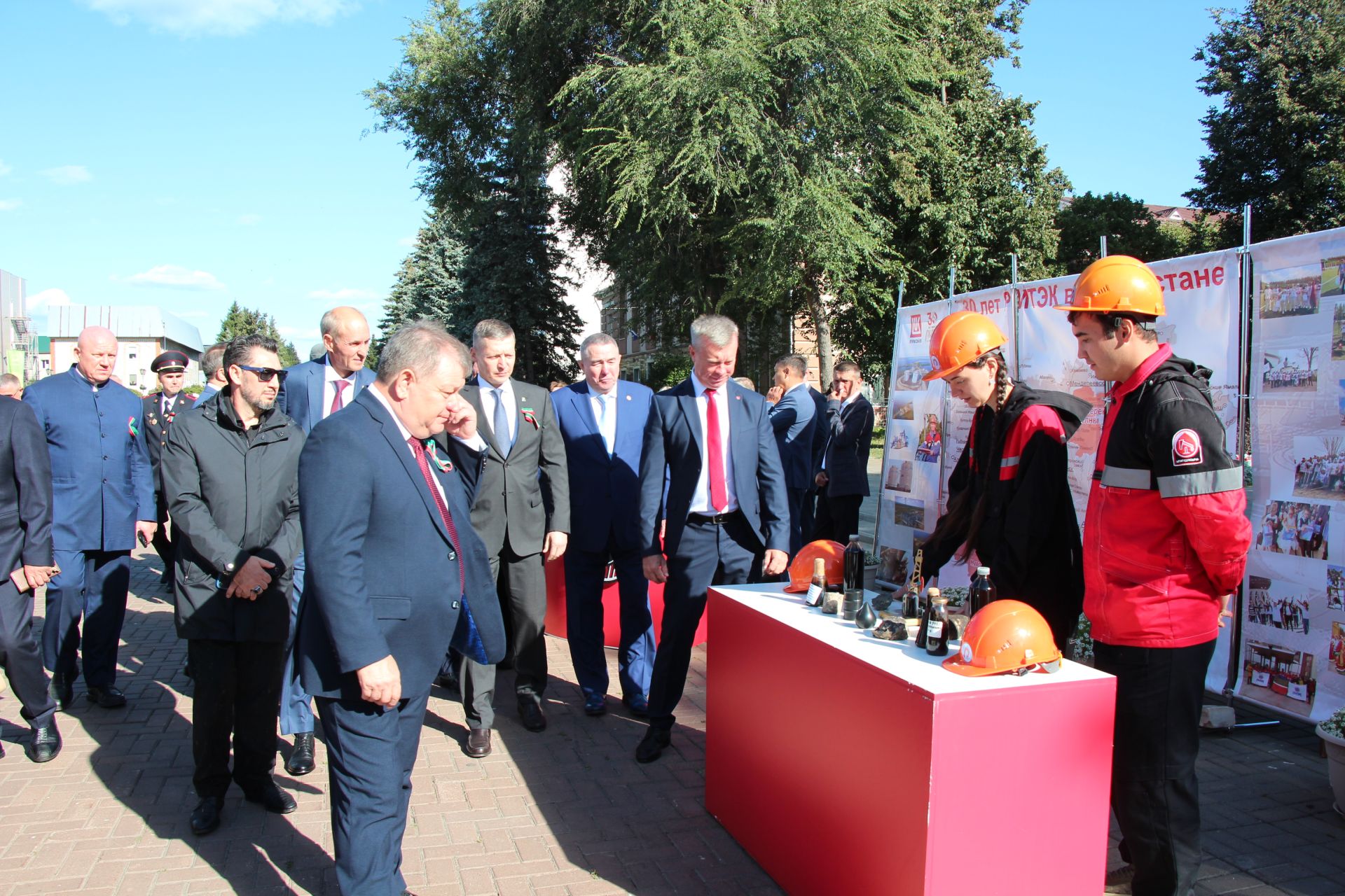 День Республики, День города и День нефтяника в Нурлате начались с церемонии награждения