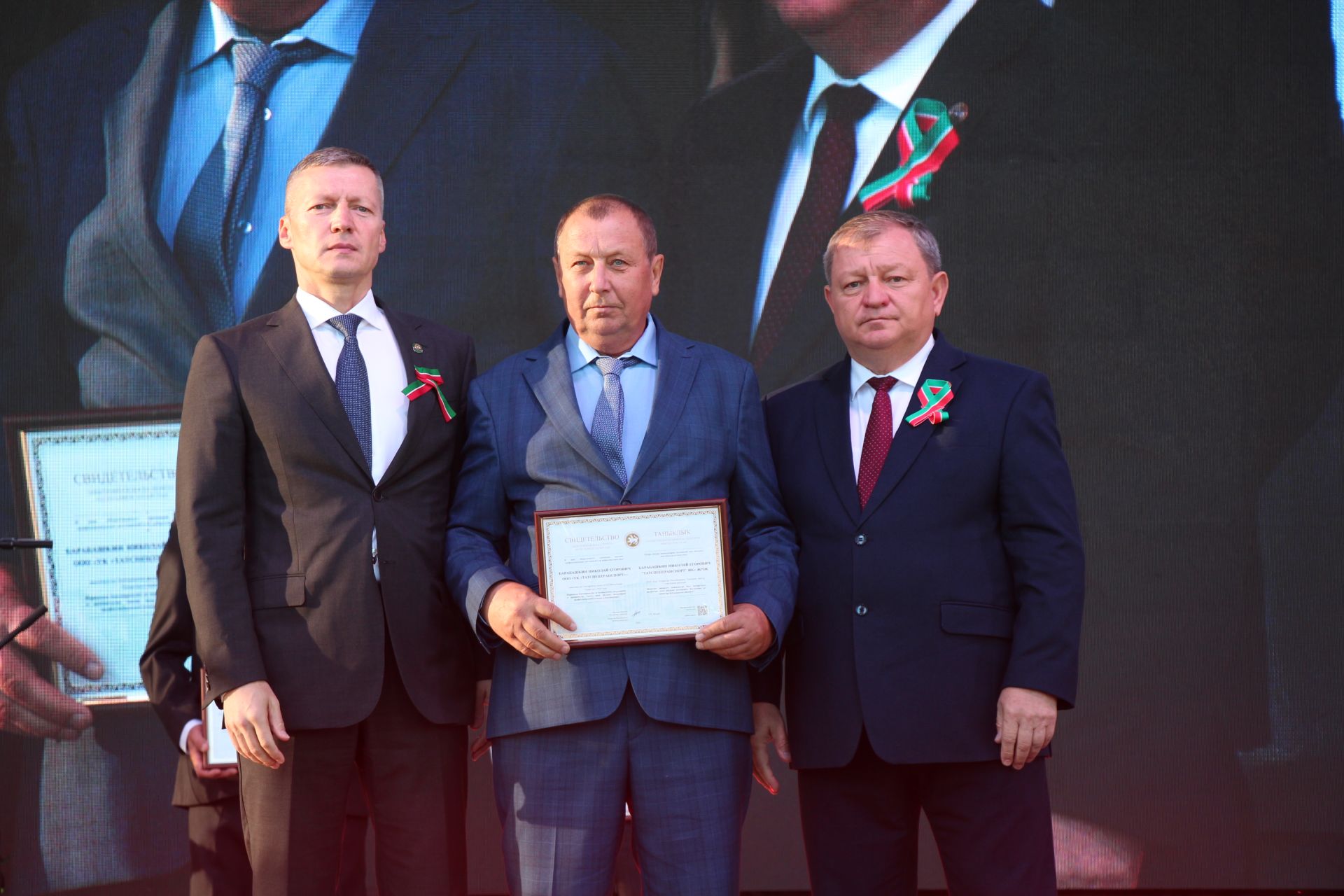 День Республики, День города и День нефтяника в Нурлате начались с церемонии награждения