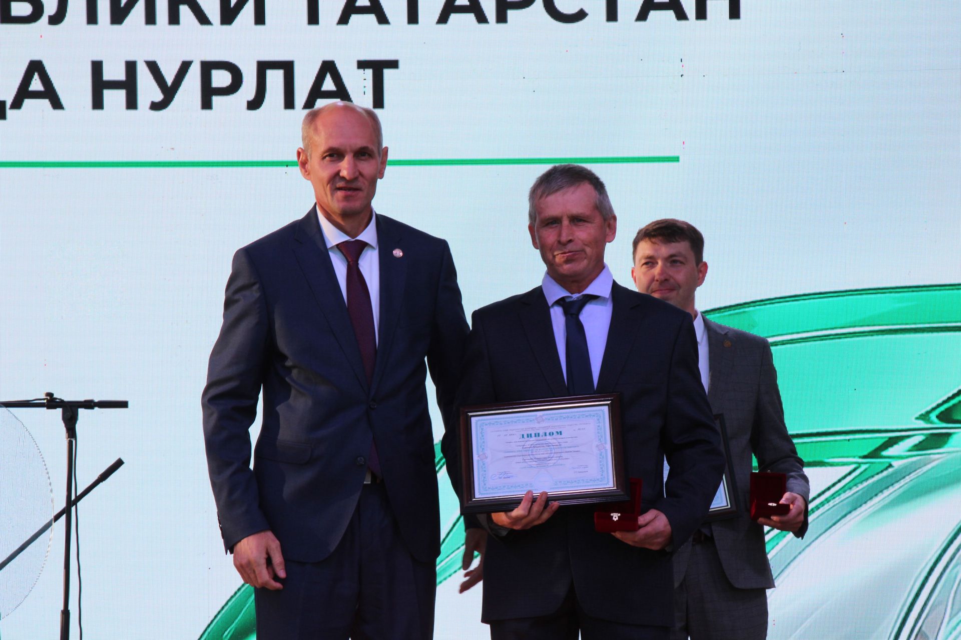 День Республики, День города и День нефтяника в Нурлате начались с церемонии награждения