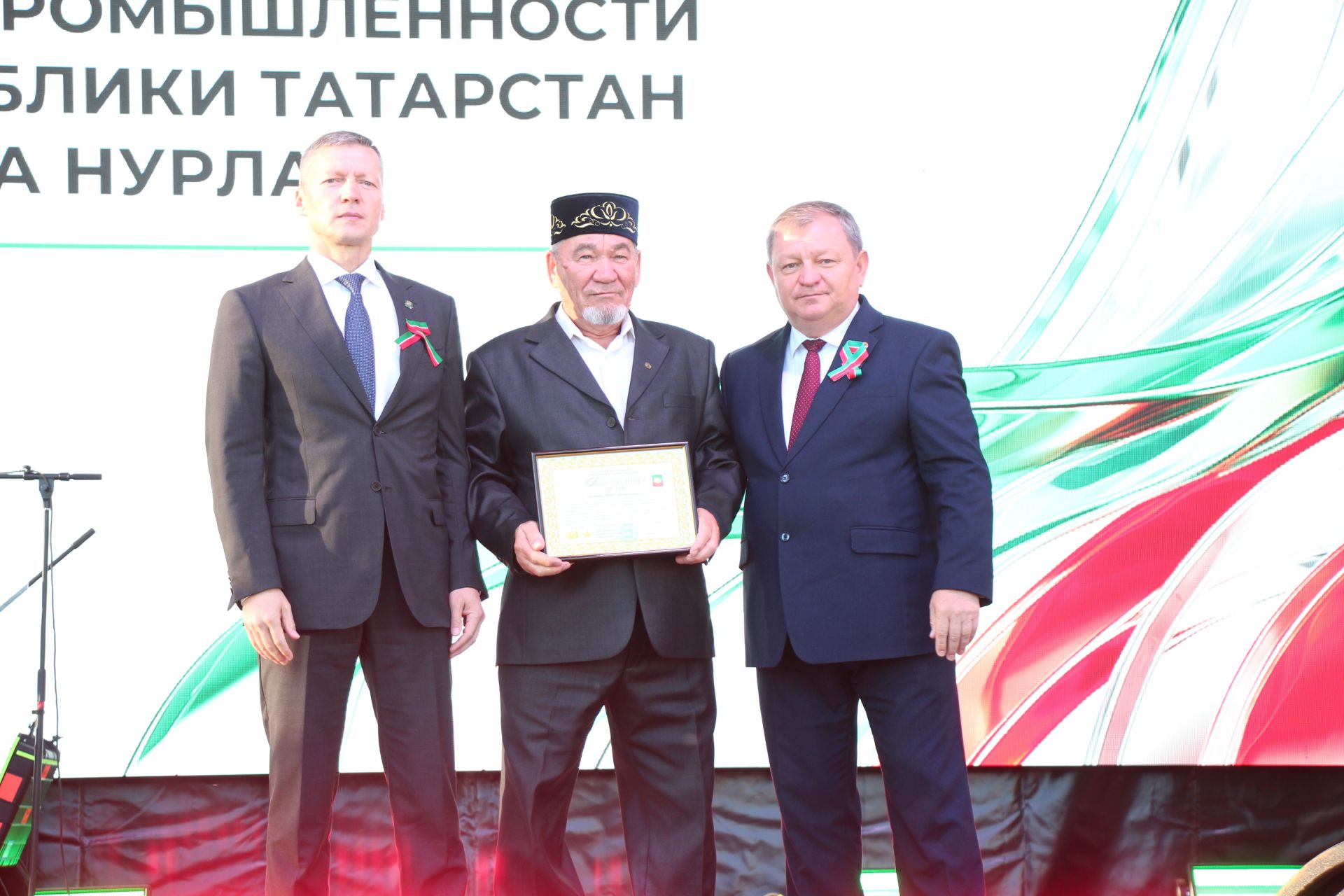 День Республики, День города и День нефтяника в Нурлате начались с церемонии награждения