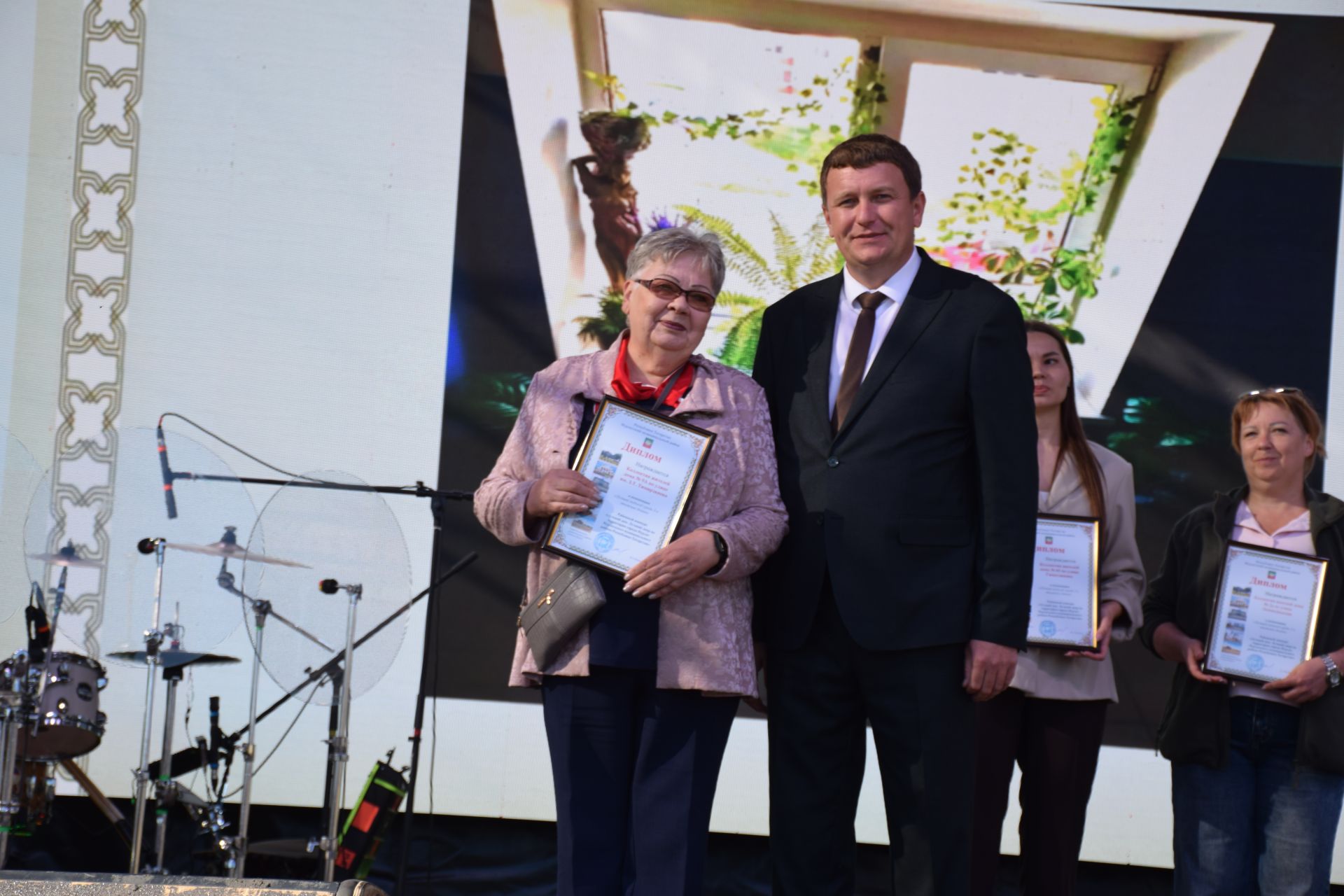 В Нурлате наградили победителей районного конкурса по оформлению и озеленению территорий