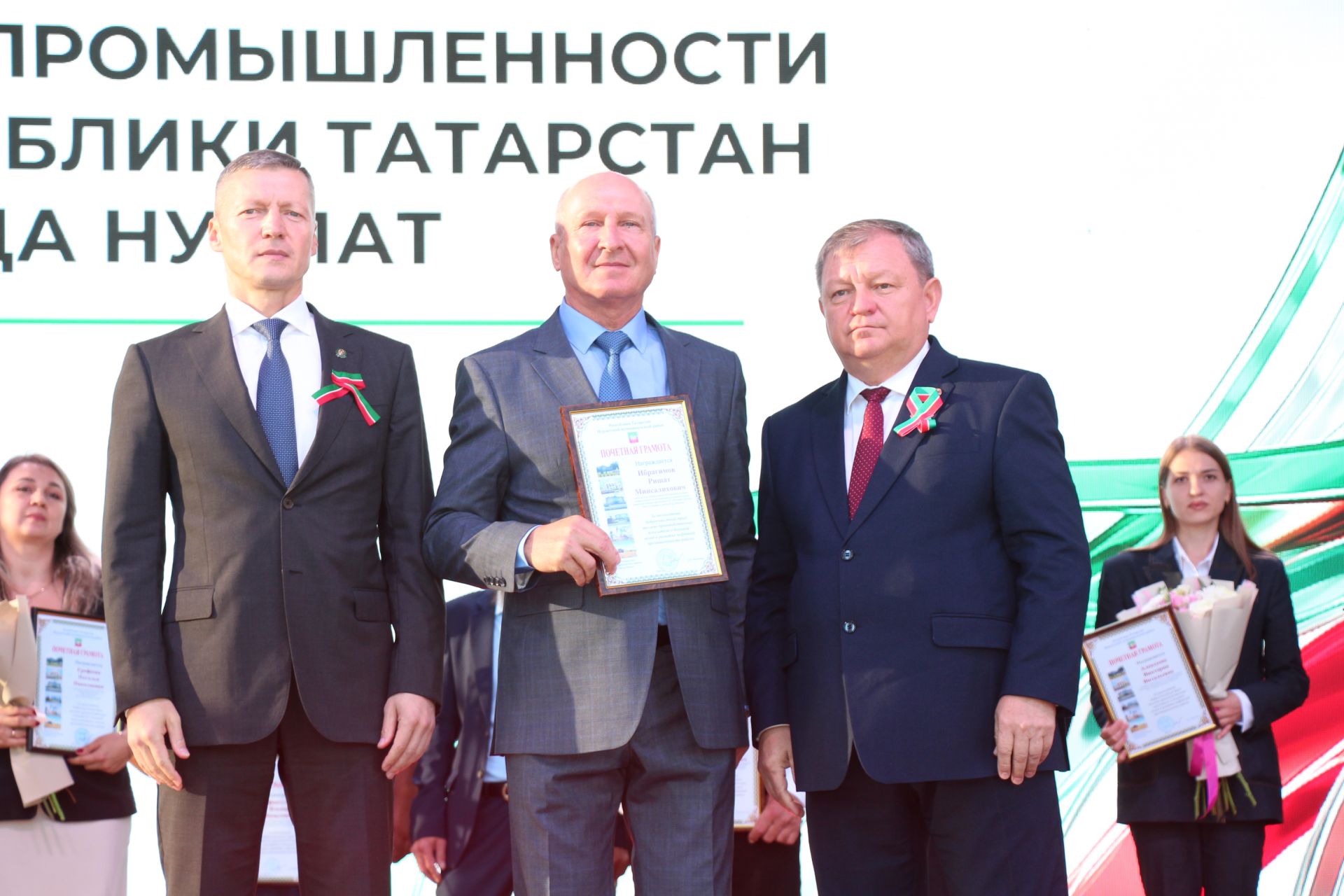 День Республики, День города и День нефтяника в Нурлате начались с церемонии награждения