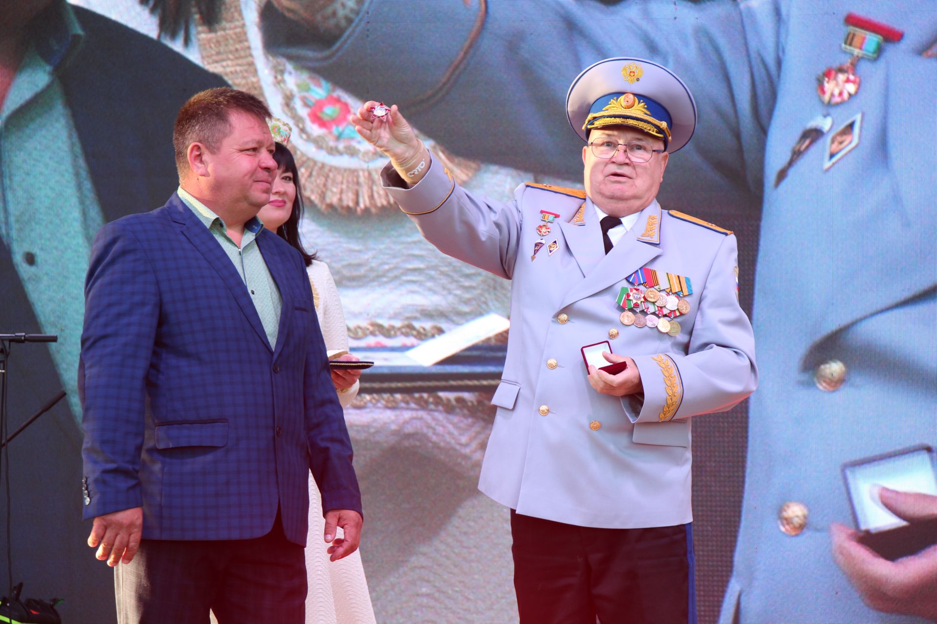 День Республики, День города и День нефтяника в Нурлате начались с церемонии награждения