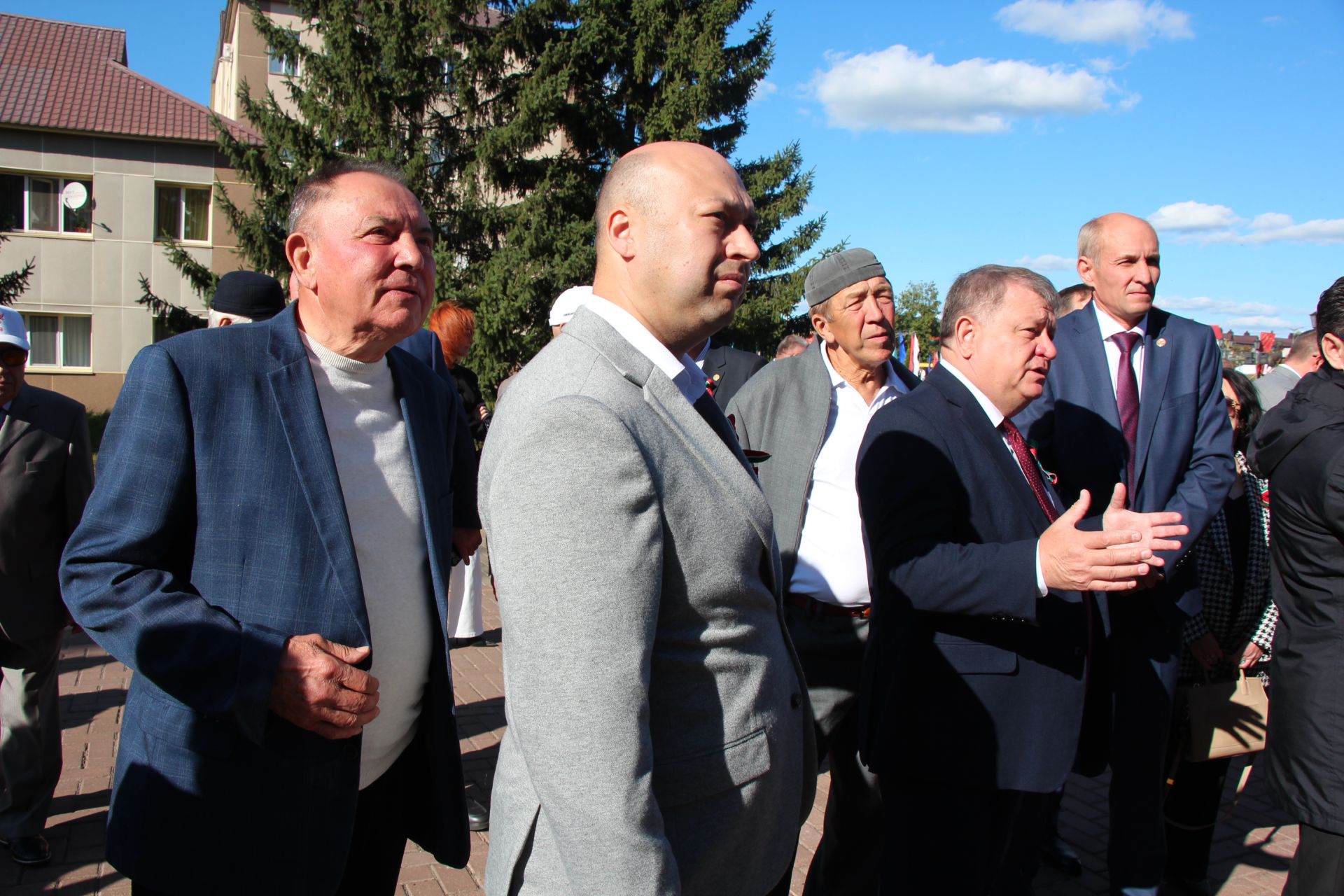 День Республики, День города и День нефтяника в Нурлате начались с церемонии награждения