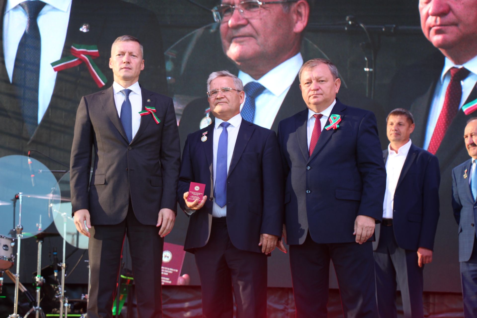 День Республики, День города и День нефтяника в Нурлате начались с церемонии награждения