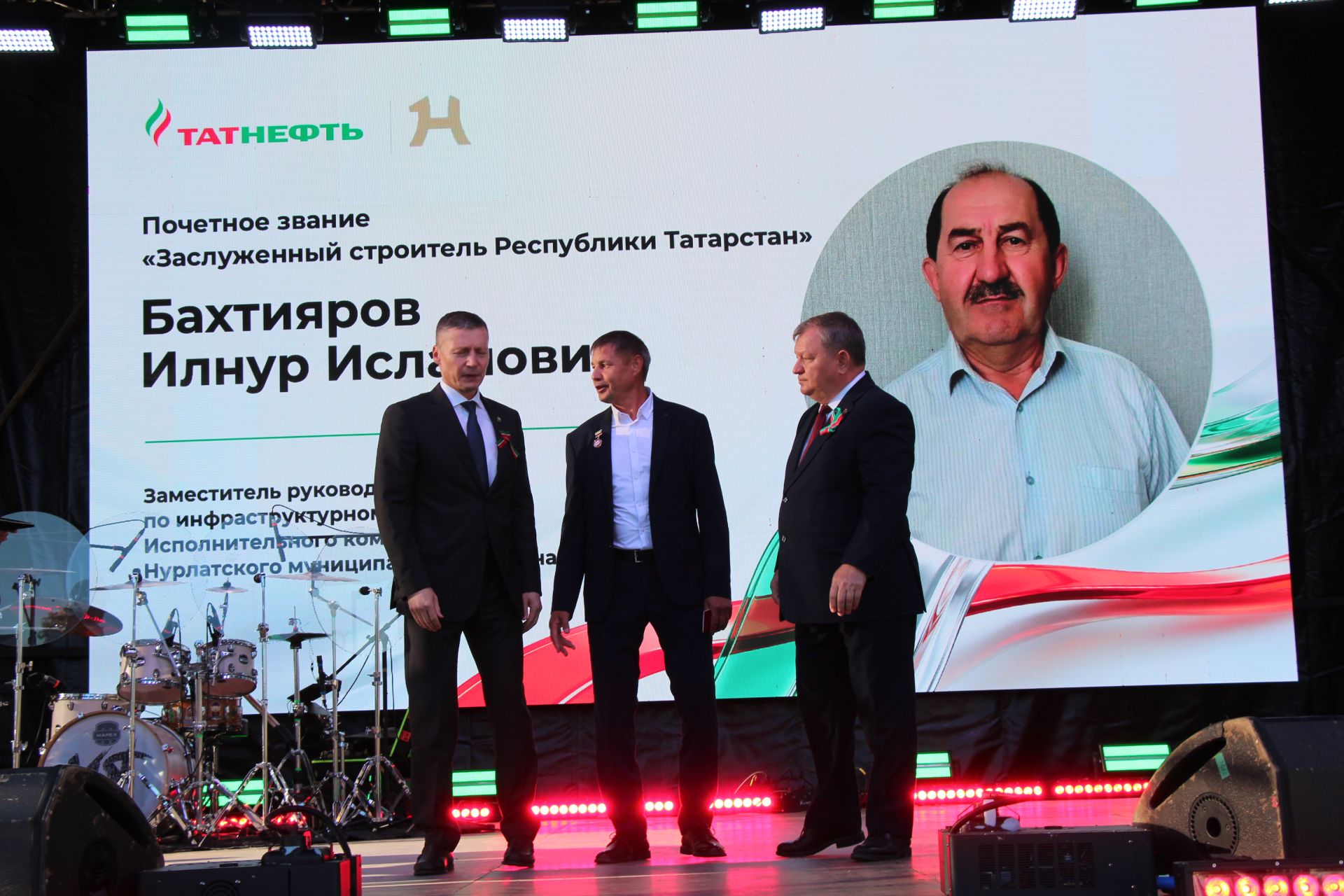 День Республики, День города и День нефтяника в Нурлате начались с церемонии награждения
