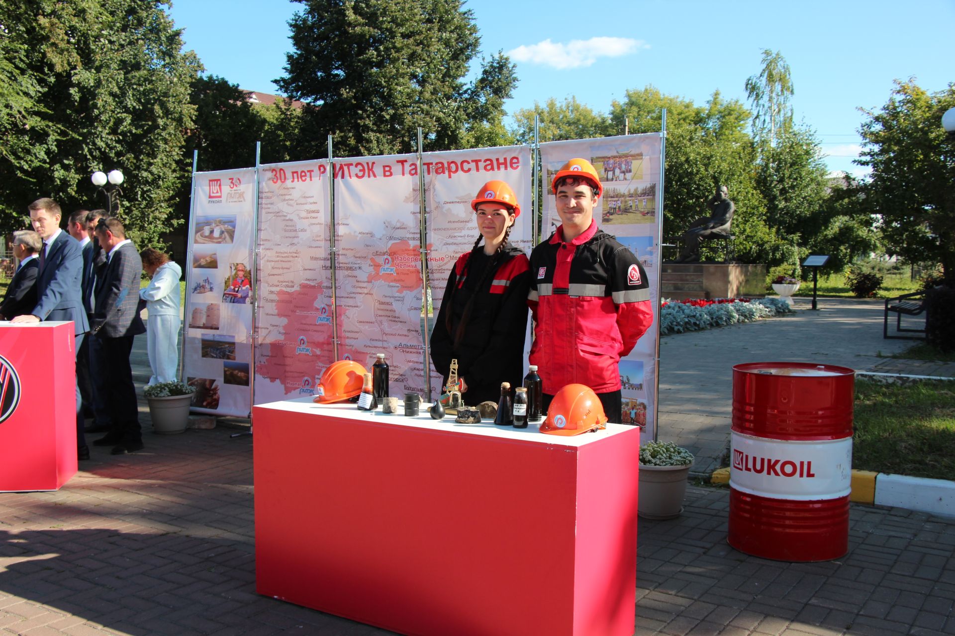 День Республики, День города и День нефтяника в Нурлате начались с церемонии награждения