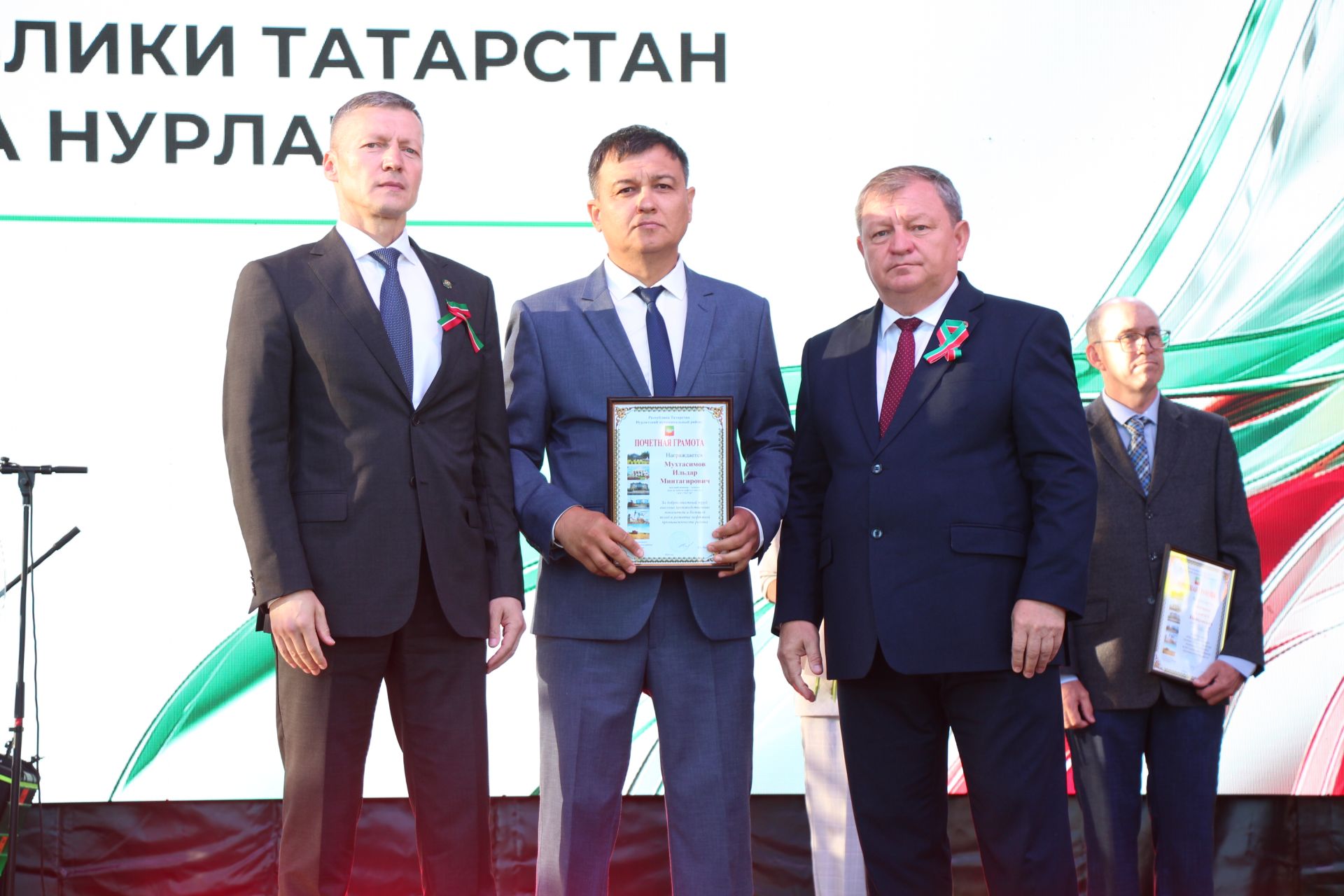День Республики, День города и День нефтяника в Нурлате начались с церемонии награждения