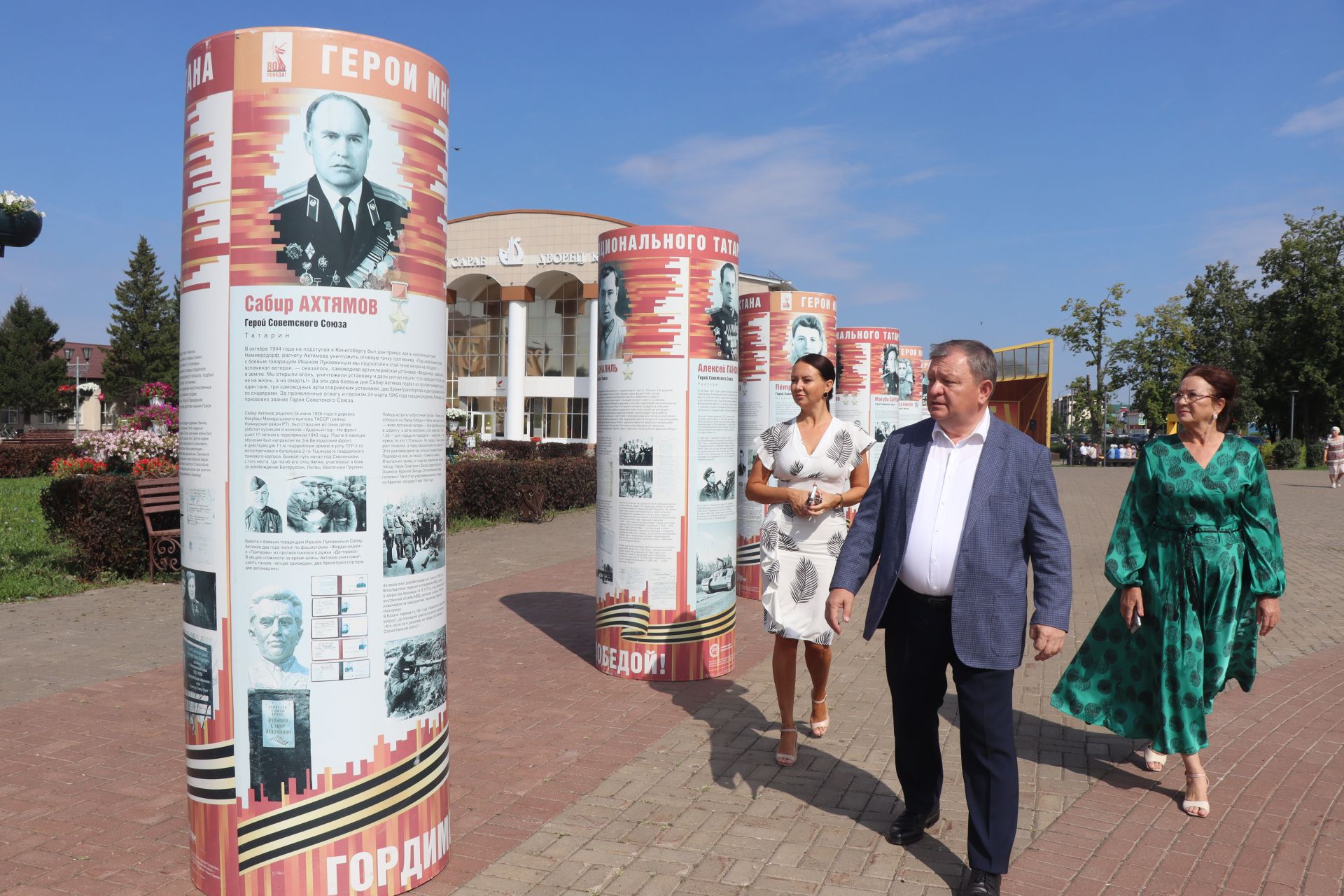 В Нурлате заработала уличная выставка «Герои многонационального Татарстана»