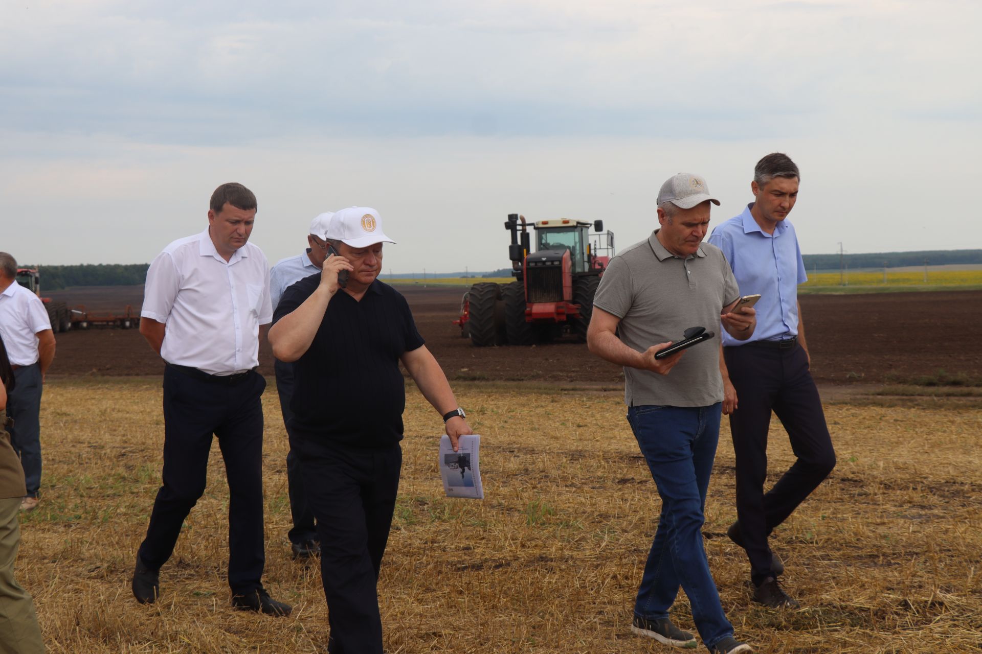 Рустам Минниханов совершил облет полей Нурлатского района
