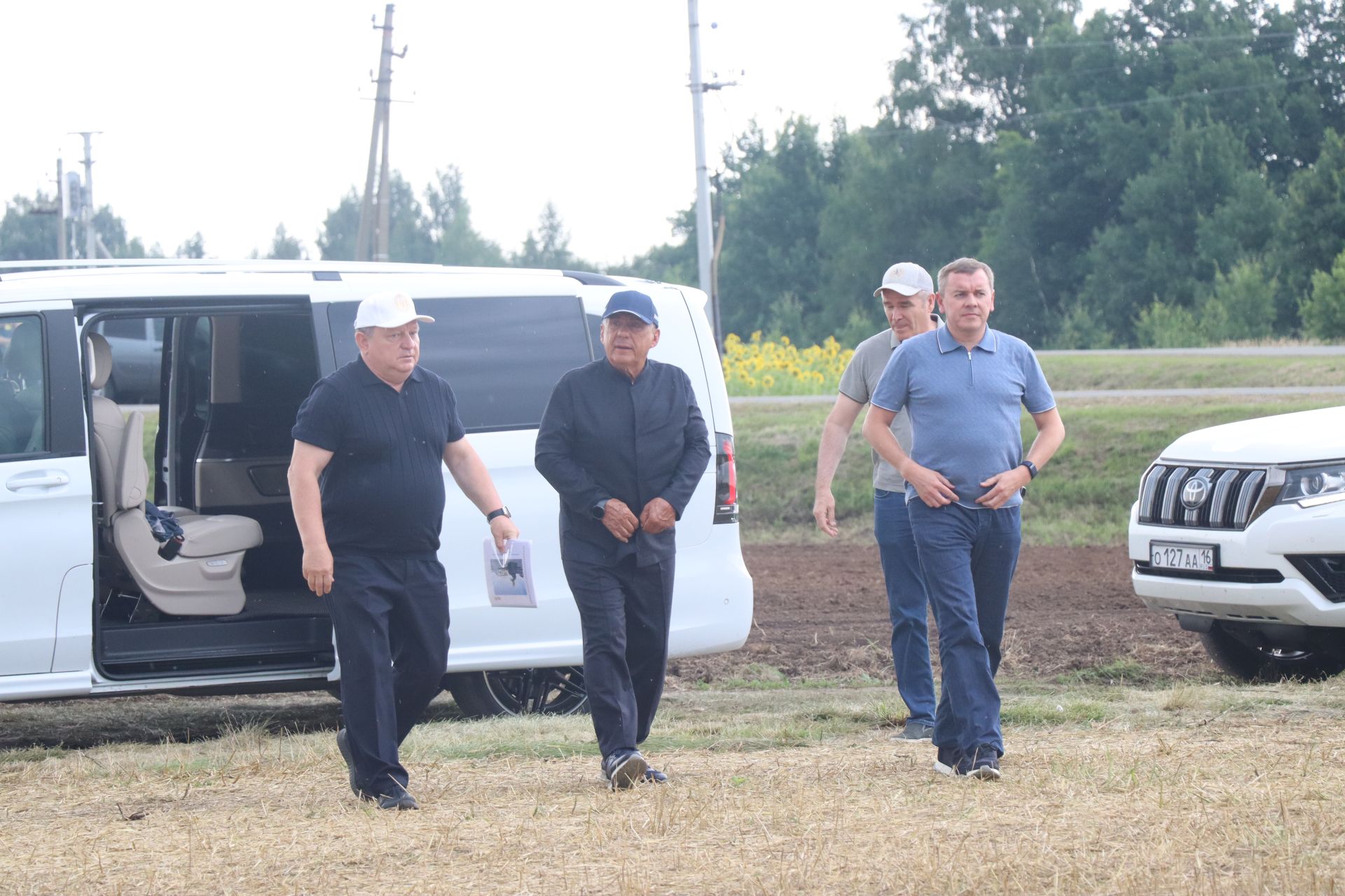 Рустам Минниханов совершил облет полей Нурлатского района