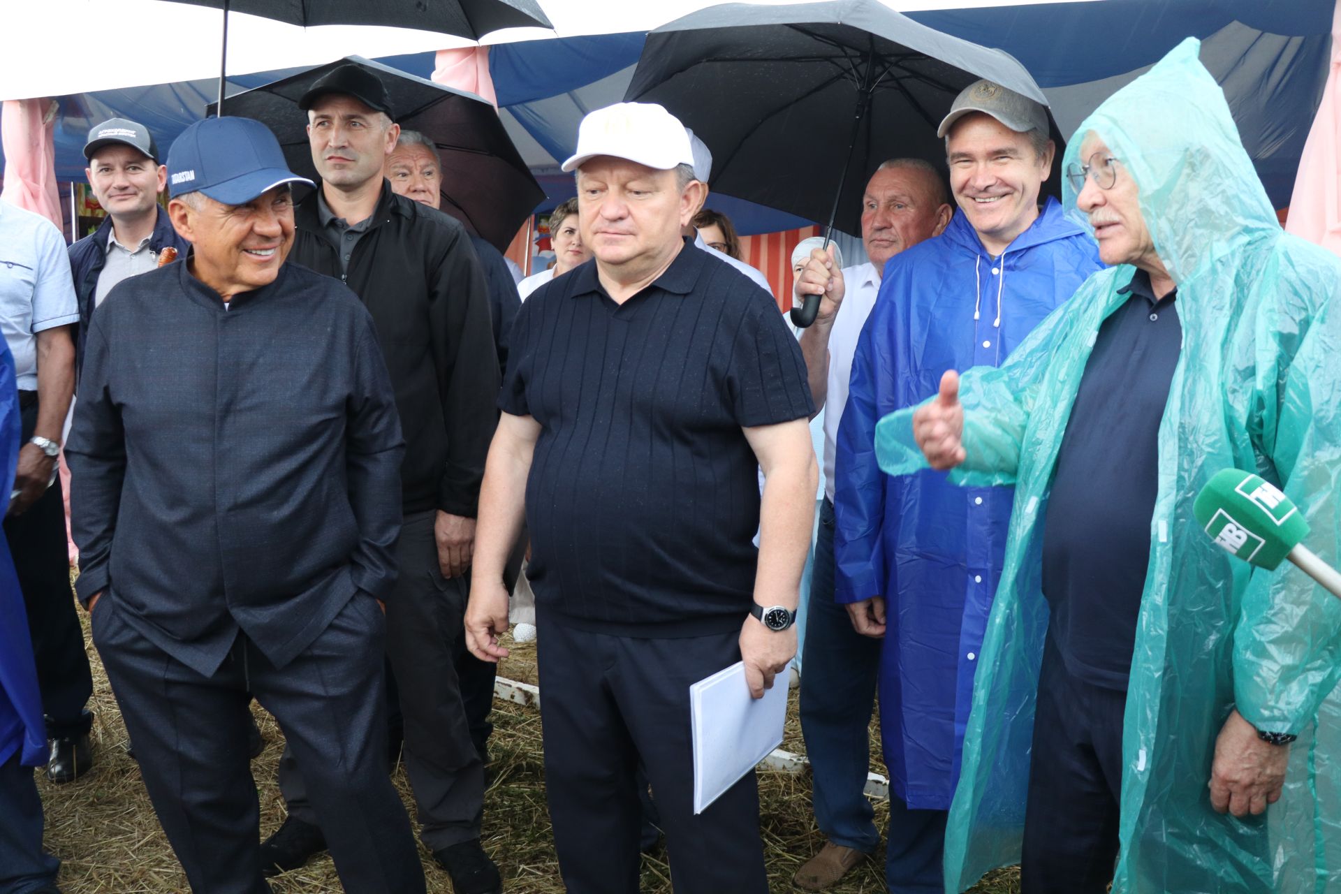 Рустам Минниханов совершил облет полей Нурлатского района
