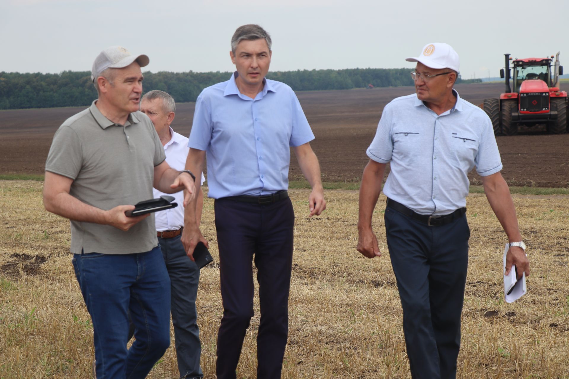 Рустам Минниханов совершил облет полей Нурлатского района