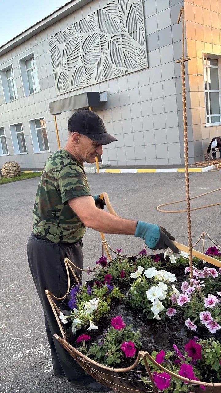 Выпускники подарили родной школе клумбы-зонты к 1 сентября