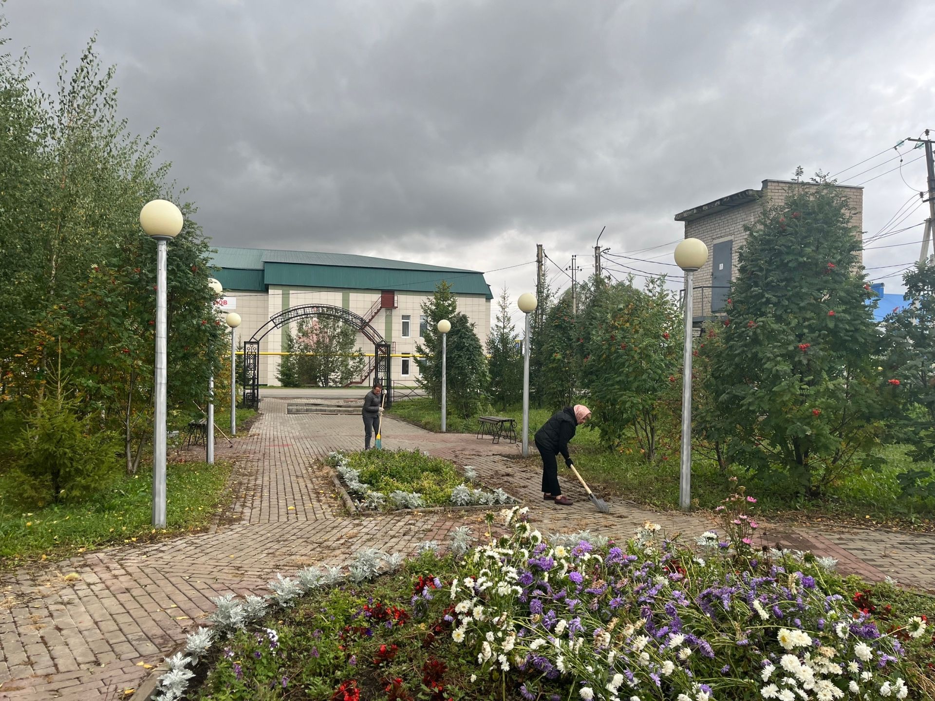 Волонтёры Нурлата провели субботник в сквере «Дуслык»