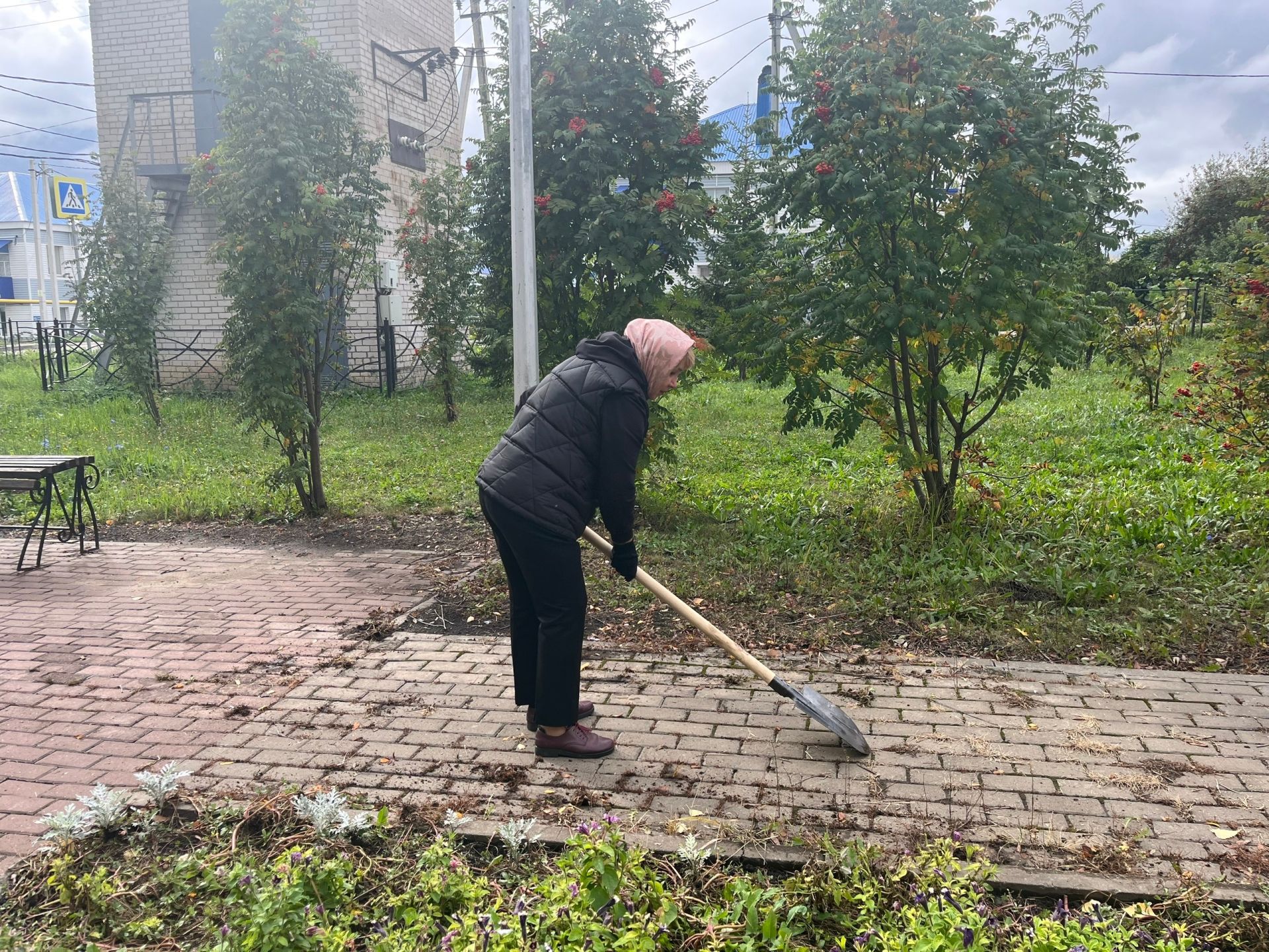 Волонтёры Нурлата провели субботник в сквере «Дуслык»