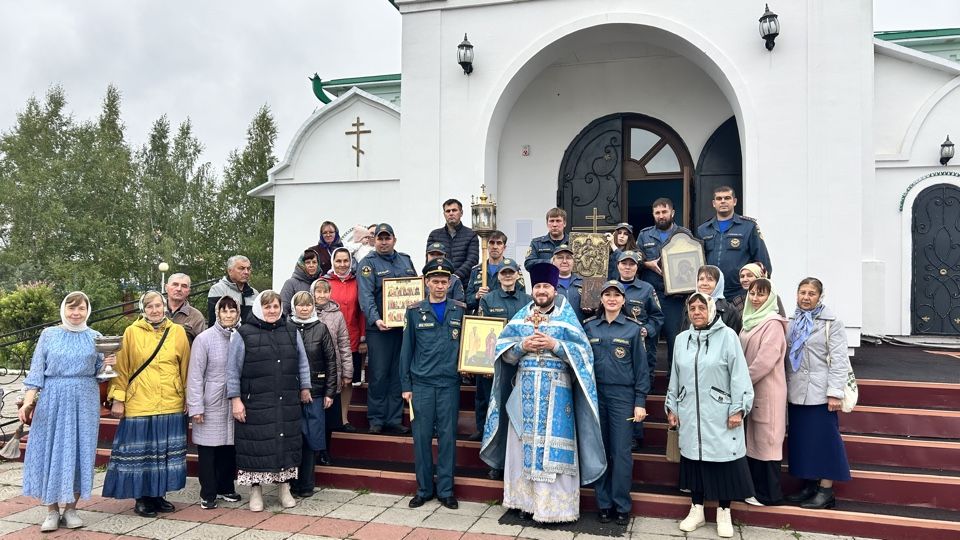Пожарные Нурлата помолились у иконы «Неопалимая Купина» в Ильинском храме