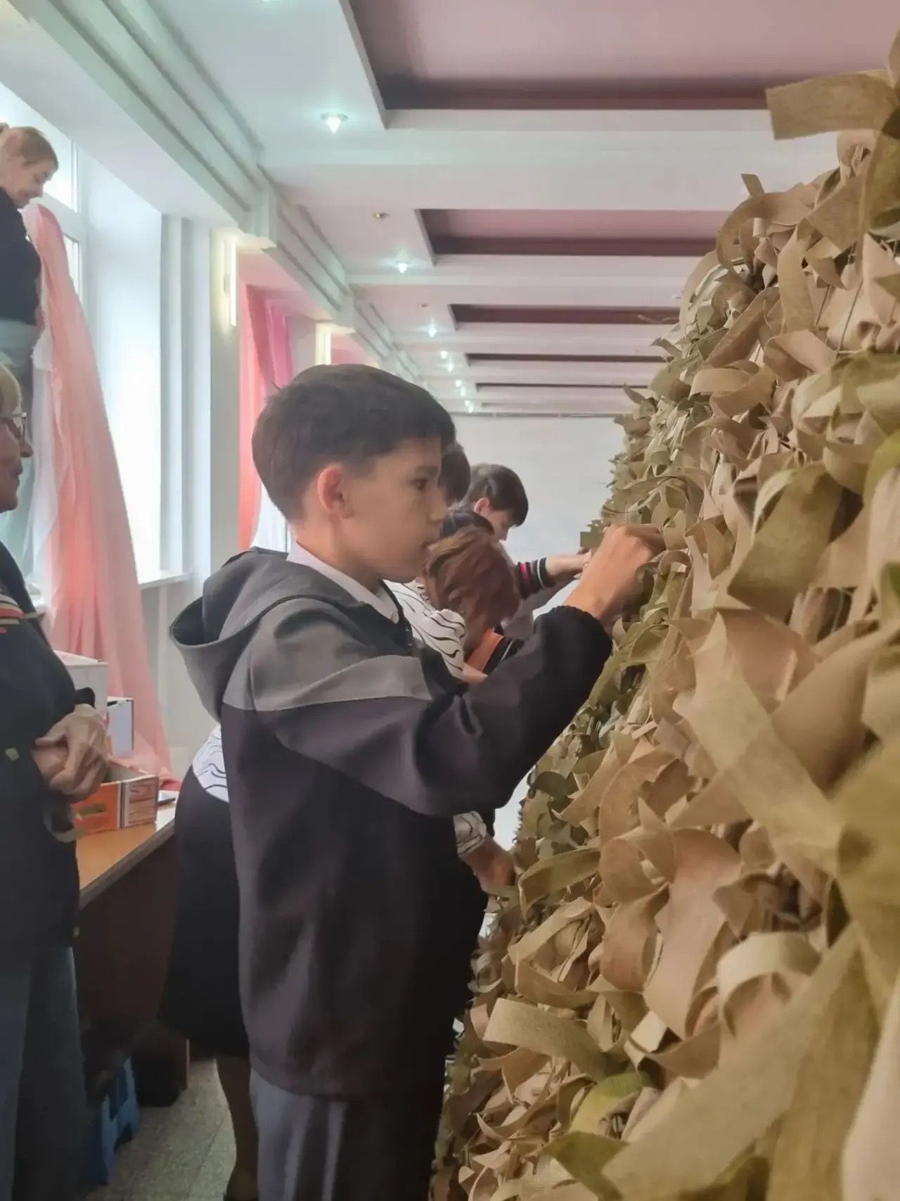 Нурлатские школьники сплели маскировочные сети для бойцов СВО