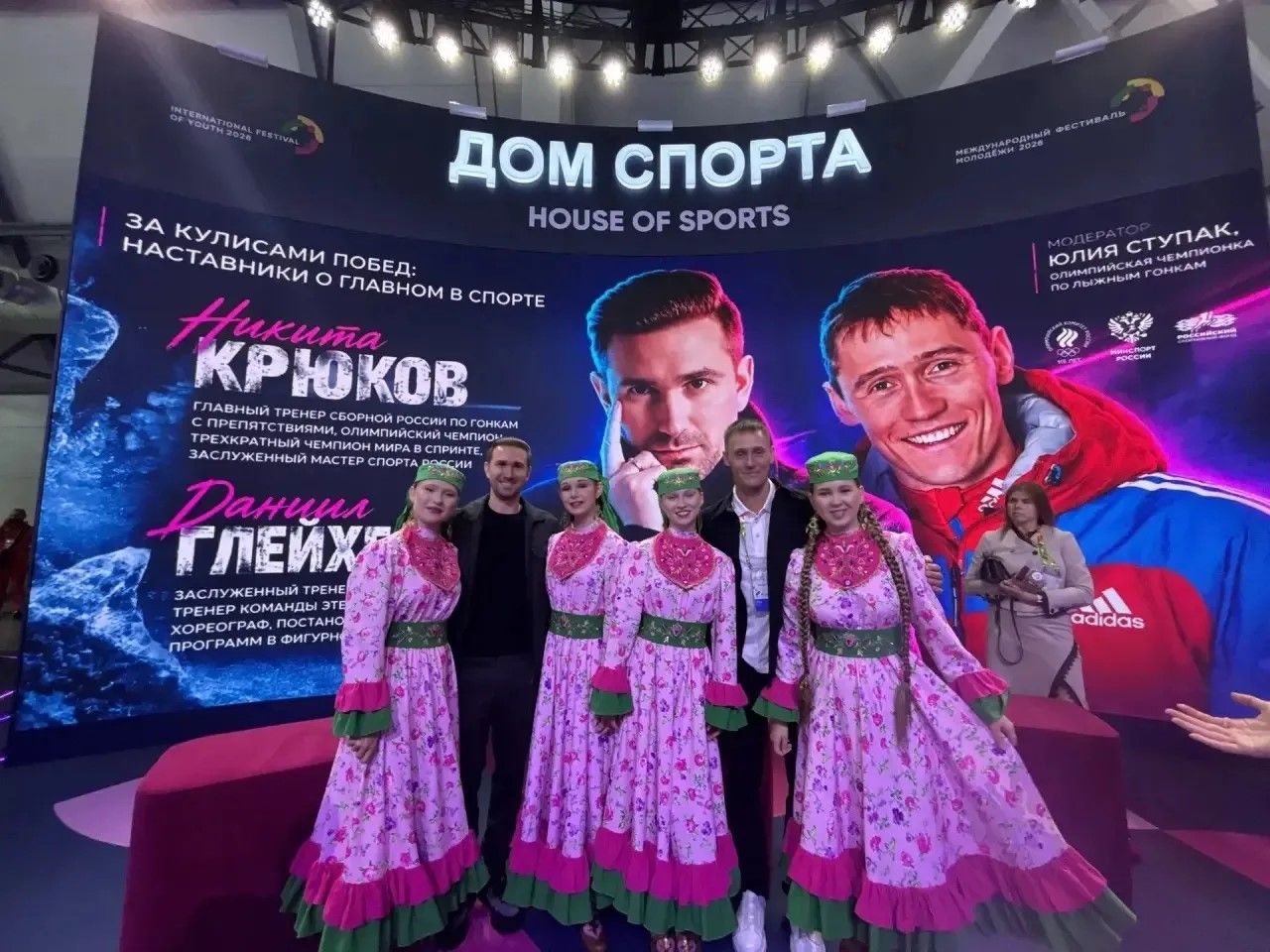 Двойняшки из Нурлата Карина и Зарина Заборины выступили на Международном фестивале молодежи