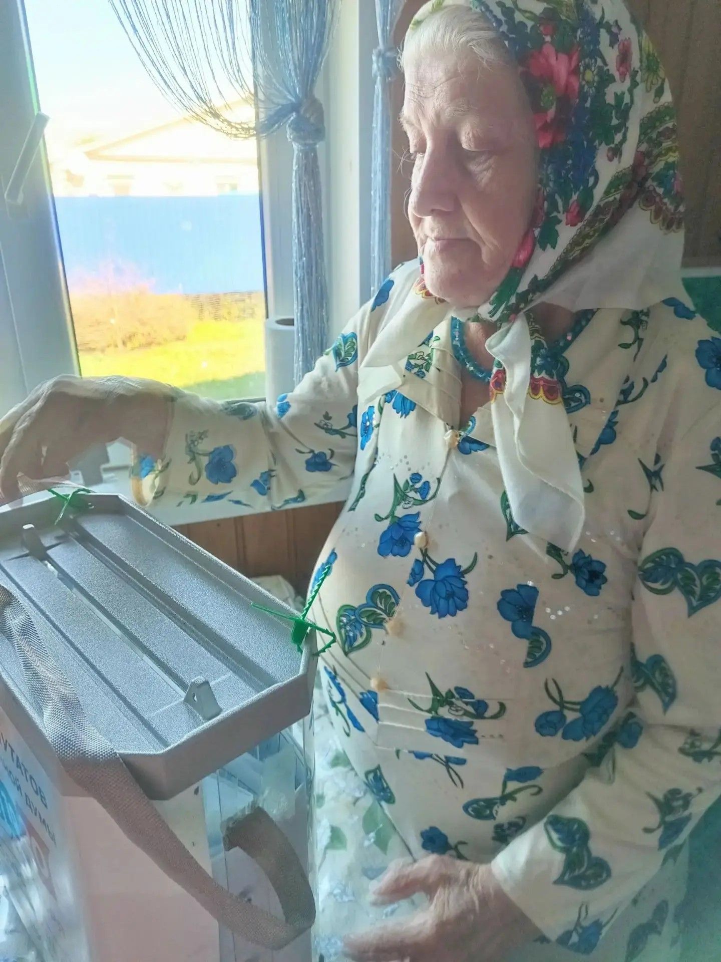 На участке в КДЦ «Грани» голосуют семьями и целыми поколениями