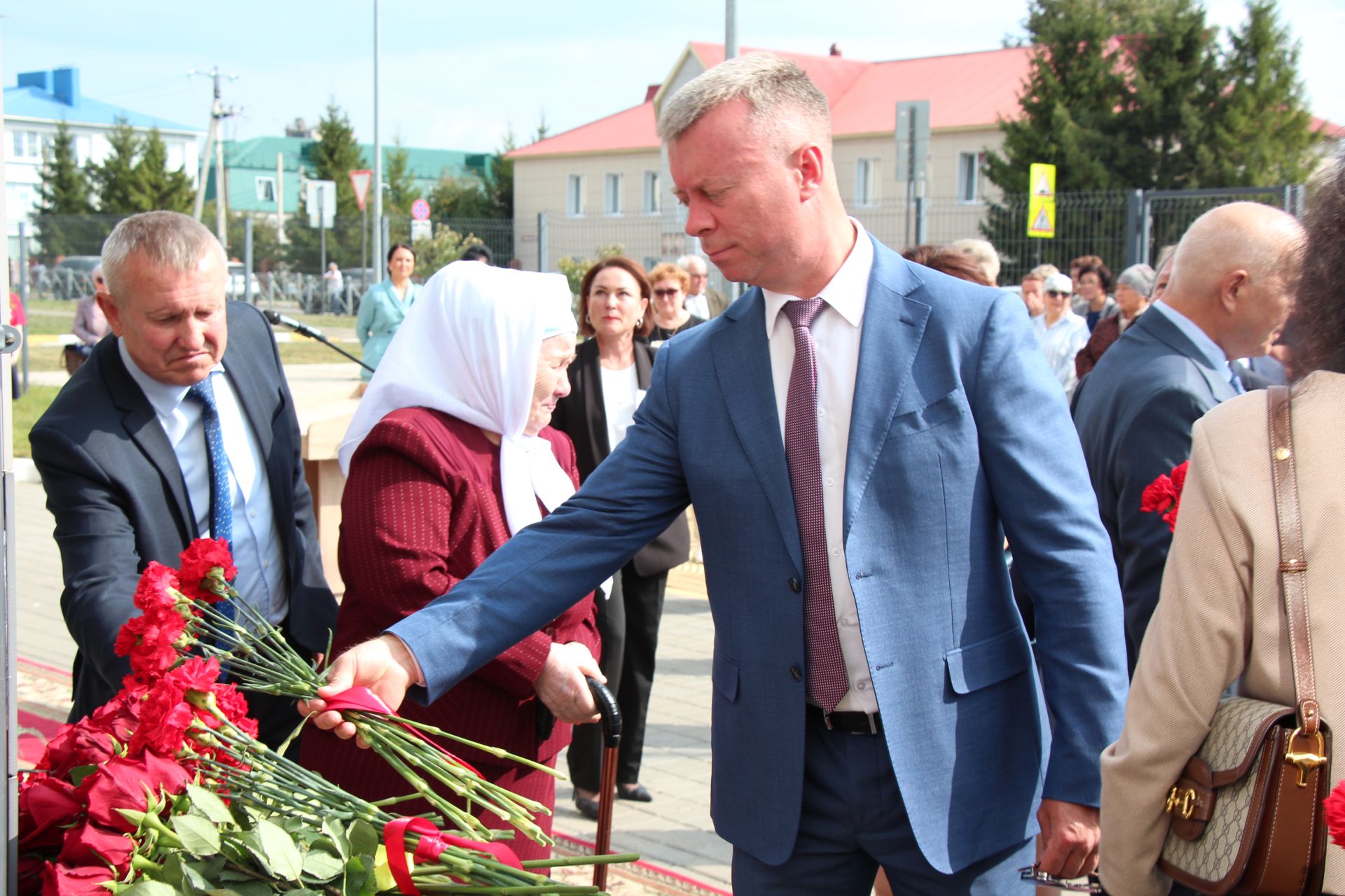 В Нурлате торжественно открыли мемориальную доску памяти Алмаза Ахметшина