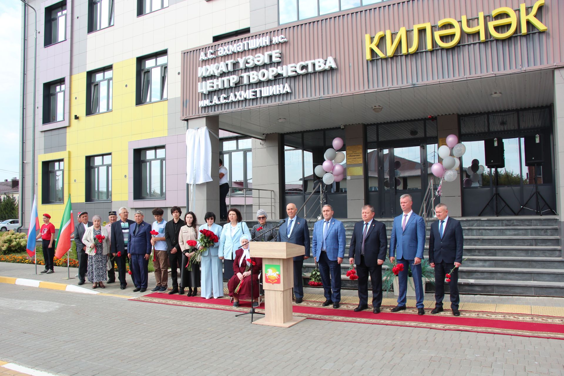 В Нурлате торжественно открыли мемориальную доску памяти Алмаза Ахметшина