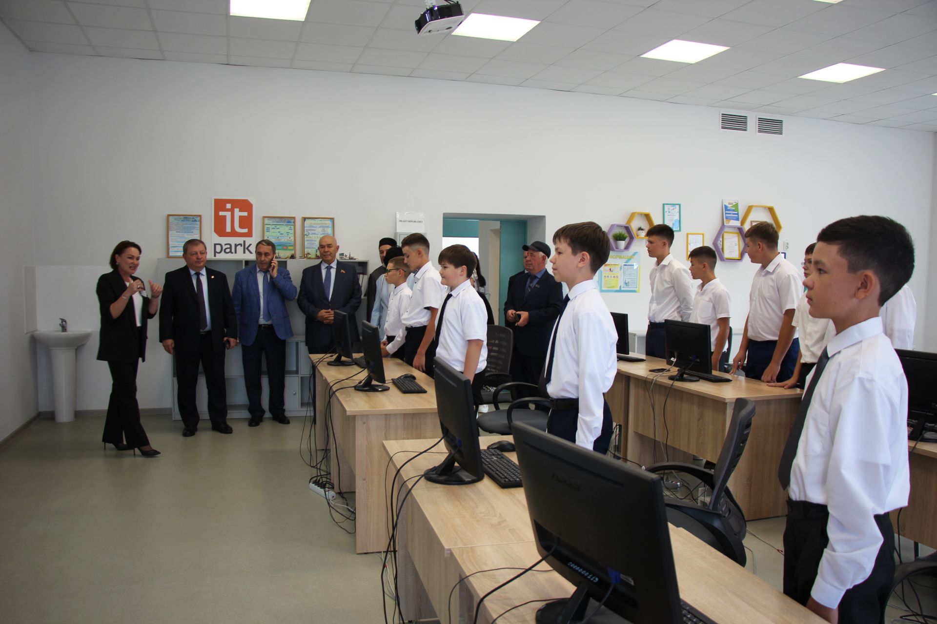 В Нурлате торжественно открыли мемориальную доску памяти Алмаза Ахметшина