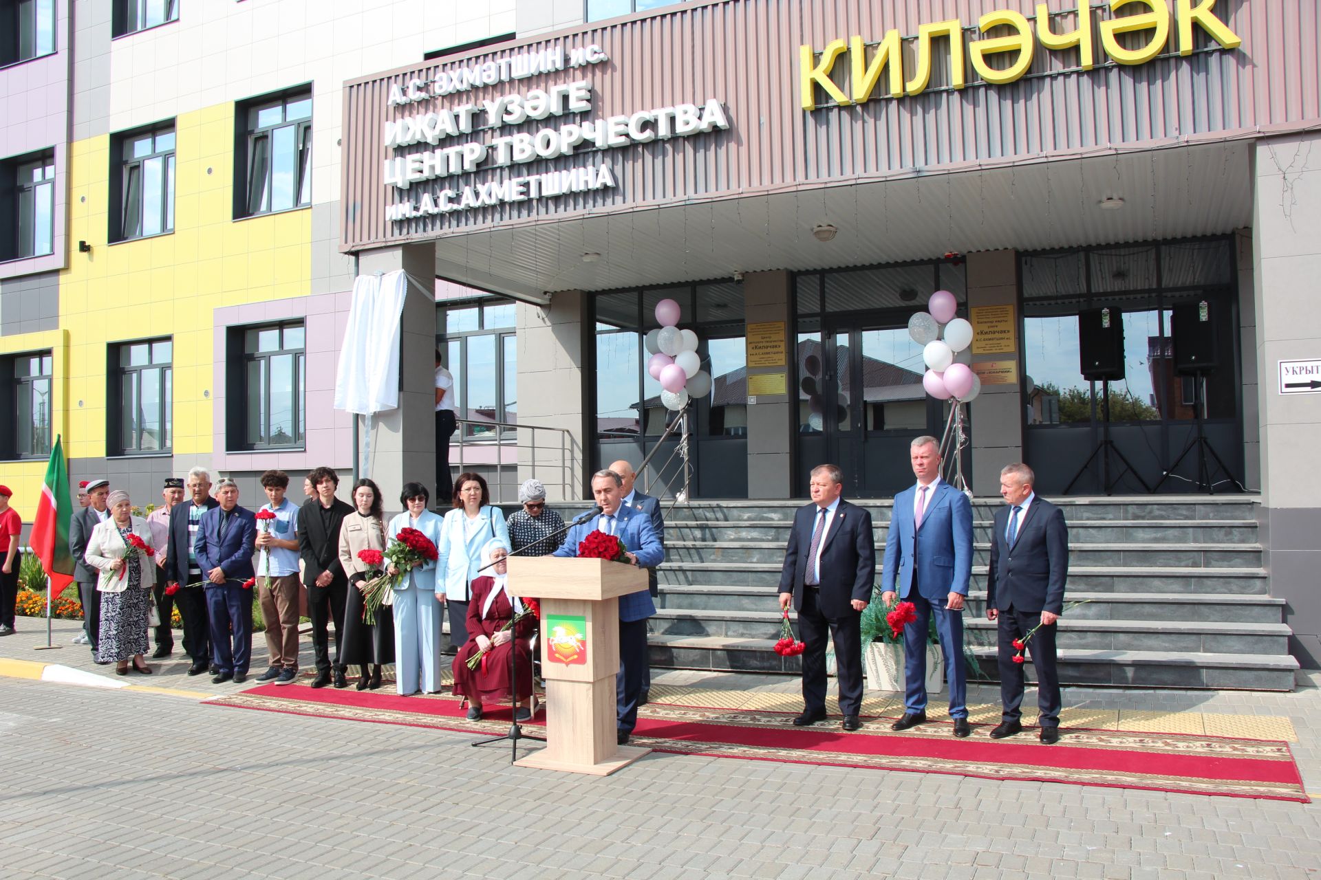 В Нурлате торжественно открыли мемориальную доску памяти Алмаза Ахметшина