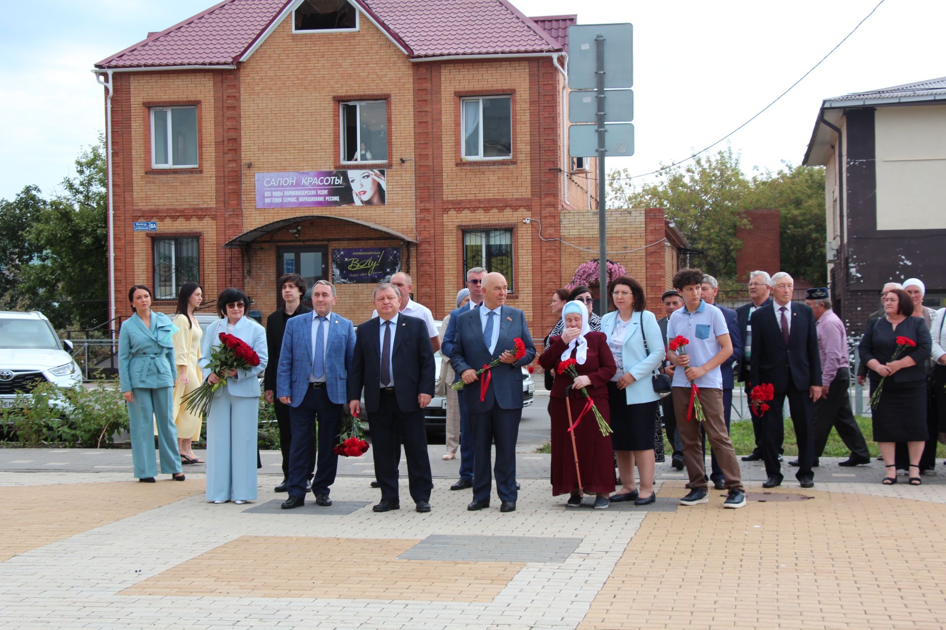 В Нурлате торжественно открыли мемориальную доску памяти Алмаза Ахметшина