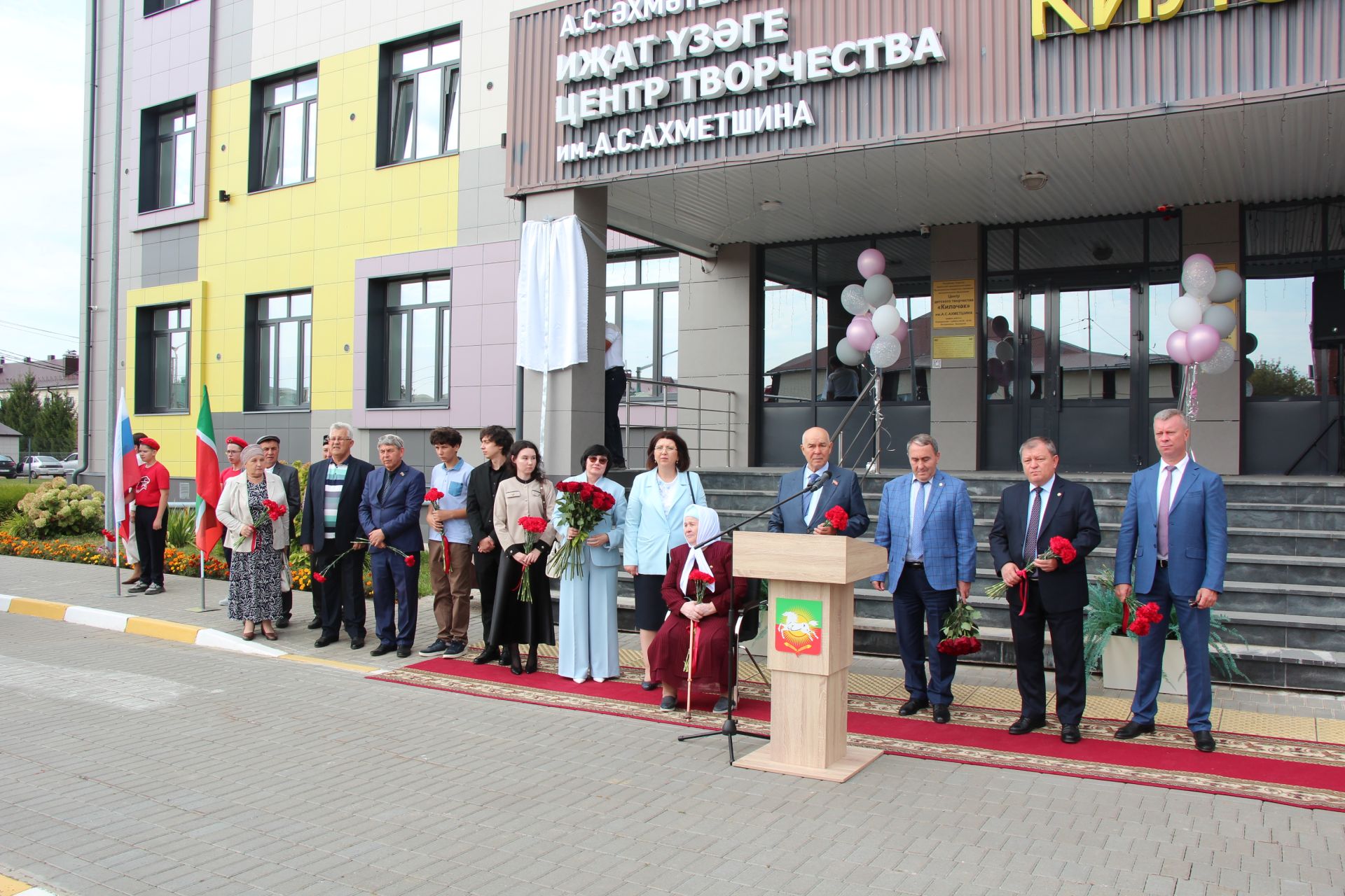В Нурлате торжественно открыли мемориальную доску памяти Алмаза Ахметшина