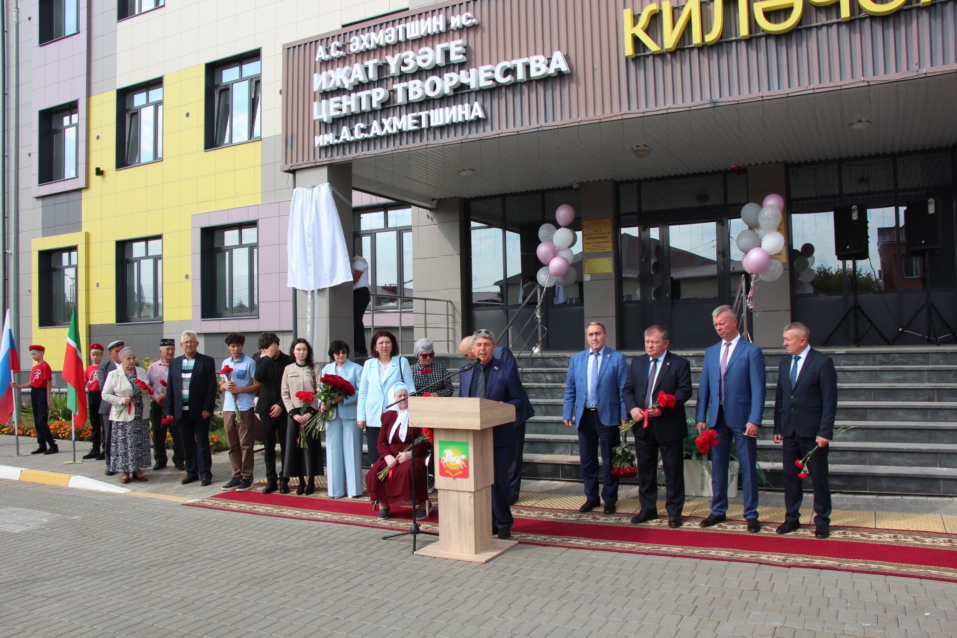В Нурлате торжественно открыли мемориальную доску памяти Алмаза Ахметшина