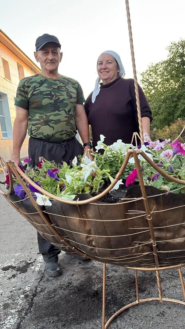 Нурлатның чыгарылыш сыйныф укучылары үз мәктәпләренә клумба-зонтлар бүләк иттеләр