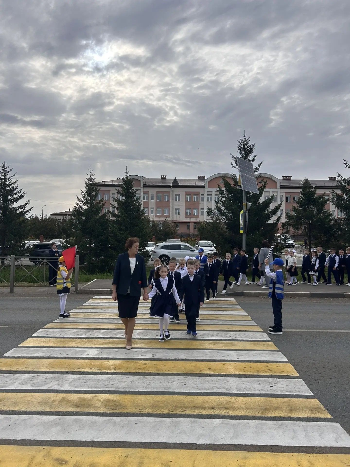 Юные инспекторы Нурлата обучили первоклассников правилам дорожного движения