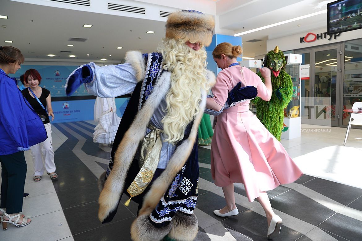 Кыш Бабай прервал свой летний отпуск ради посещения казанского пресс-центра ЧМ-2018