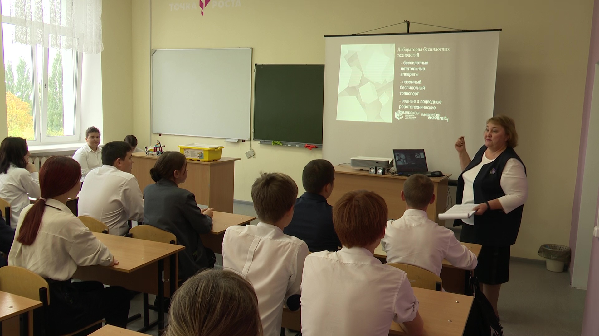 С учениками школы №8 за парты сел и замминистра экологии РТ Егор Тарнавский
