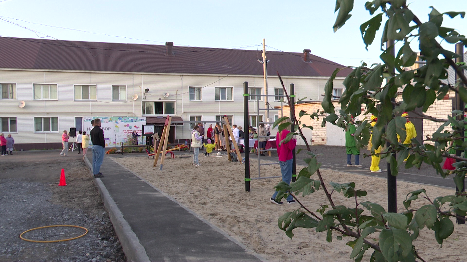 Жители домов 104, 106 и 108 по улице Советская города Нурлат отметили праздник двора