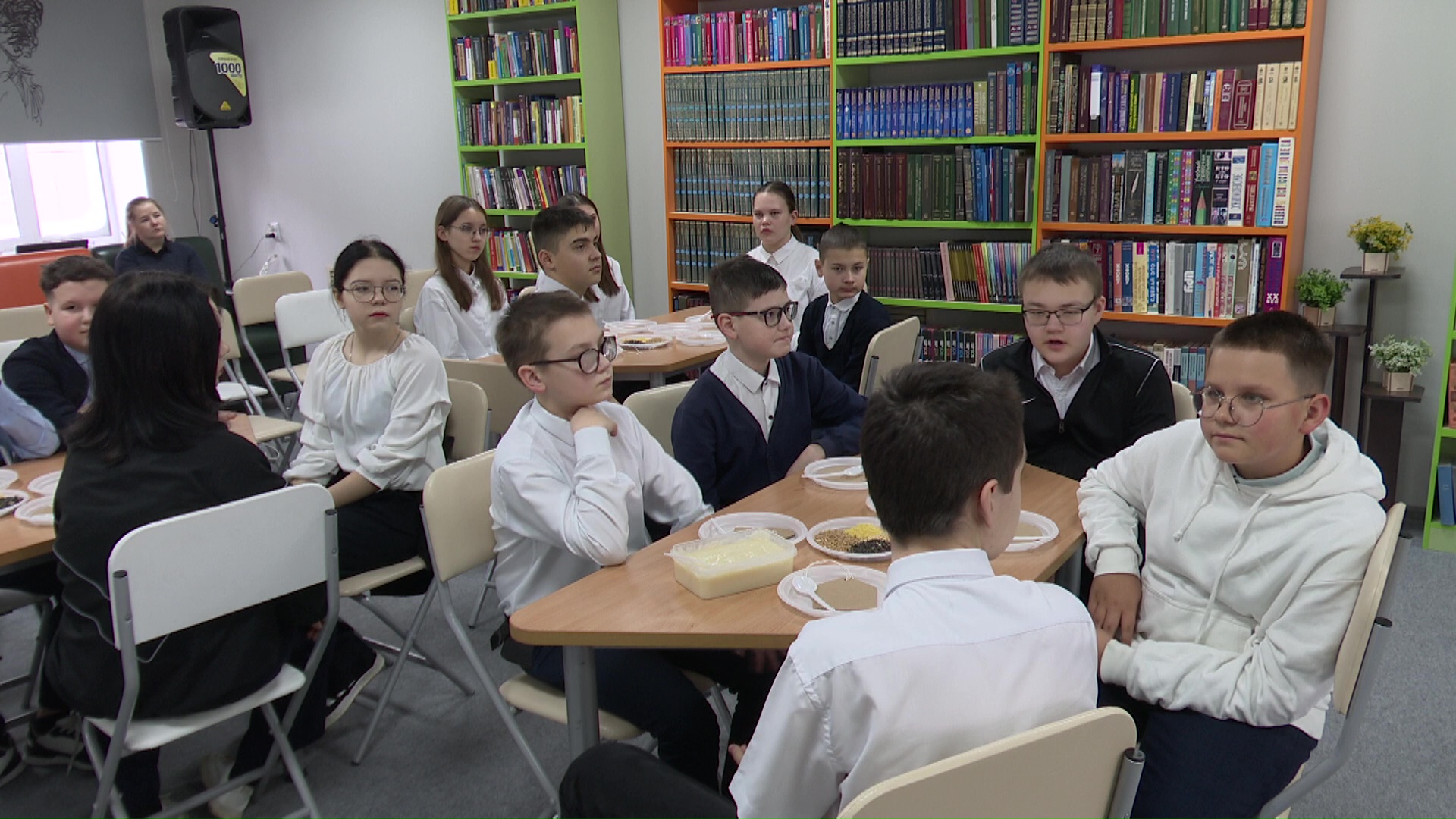 Школьники Нурлата изготовили эко-кормушки для птиц