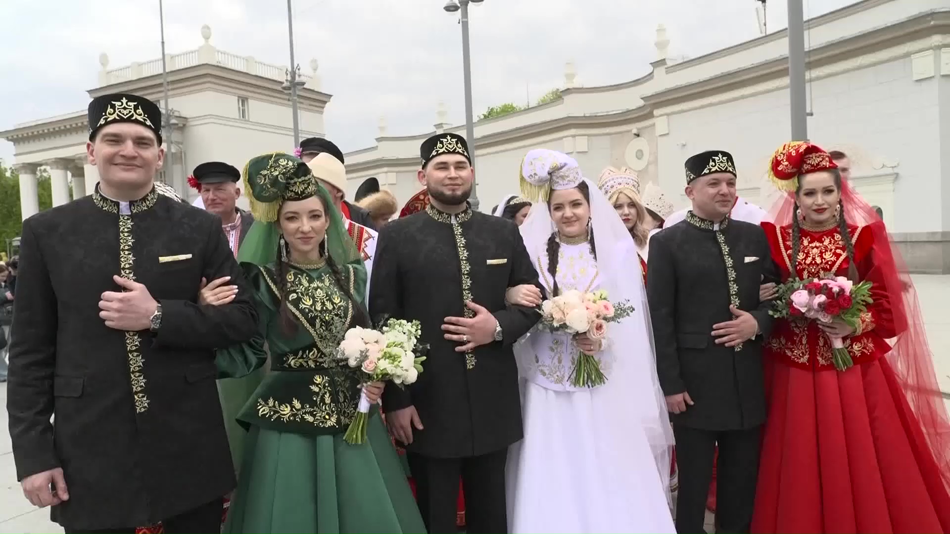 Молодые пары из Нурлатского района зарегистрировали свой брак в Москве на уличной сцене ВДНХ