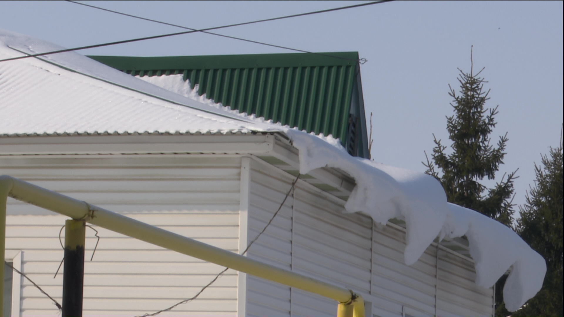 Перепады температуры воздуха способствуют сходу снега с крыш зданий