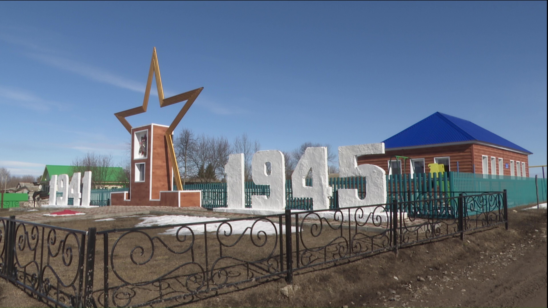 К обустройству территории памятника в деревне Курнали-Амзя приступили сразу после таяния снега